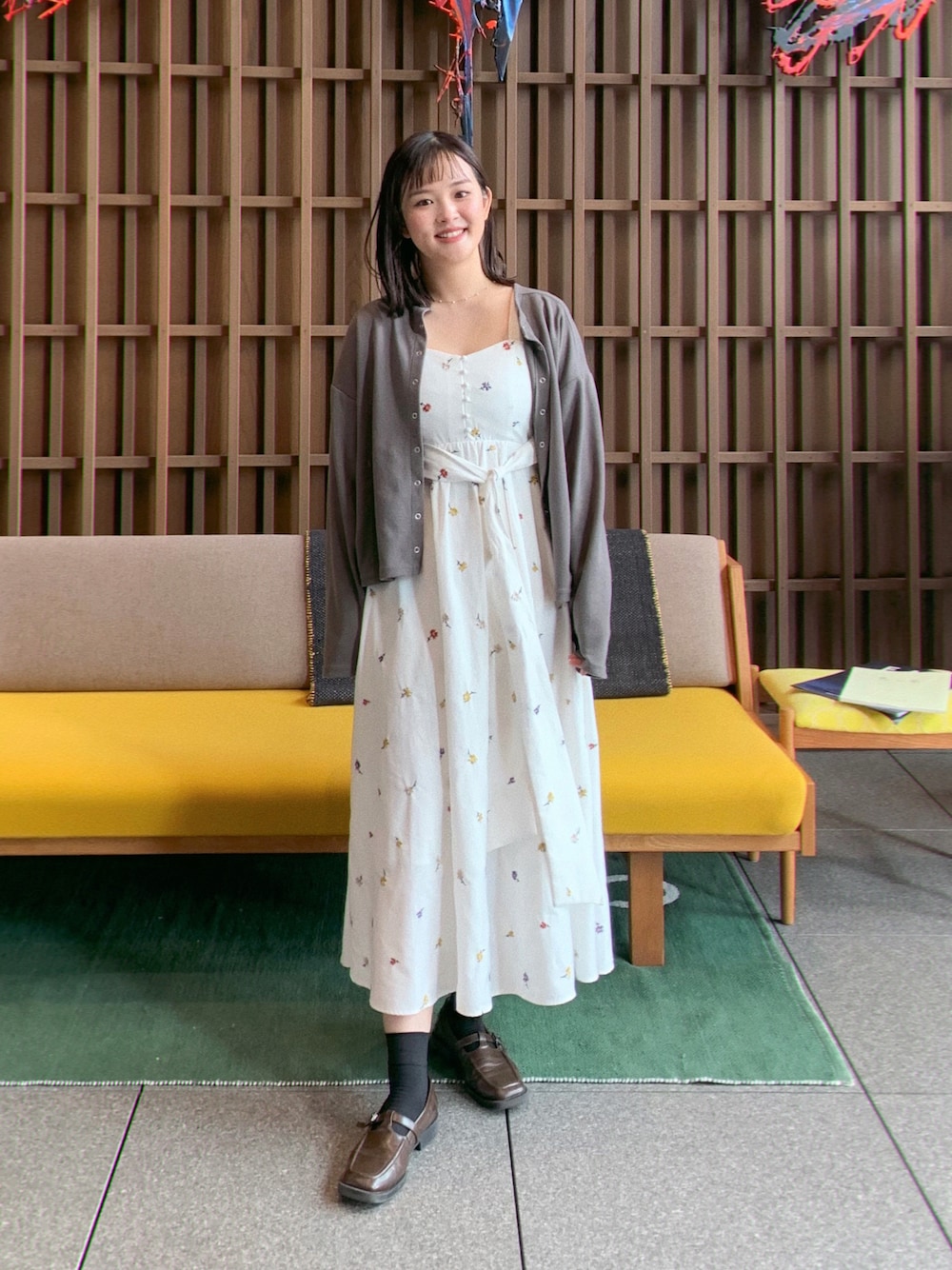 「カーディガン、秋コーデ、プチプラ、きれいめカジュアル、ワンピース、花柄、花柄ワンピース、出社コーデ」｜「LOWRYS FARMのＴストラップシューズ　261696（ドレスシューズ、ブラウン系）」を使った、りなてぃさん（骨格ストレート・レディース・162cm）の秋コーディネートの1枚目の写真