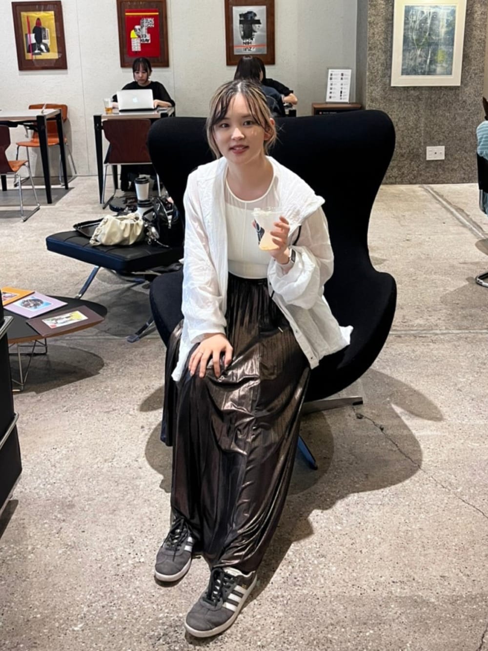 「スニーカー、スニーカーコーデ、オトナカジュアル、シンプルスタイル、お出かけコーデ、お出かけコーデ日記、大人コーデ、骨格ストレート、シアートップス」｜「UNIQLOのアイテム（トップス、ホワイト系）」を使った、りなてぃさん（骨格ストレート・レディース・162cm）の春コーディネートの1枚目の写真