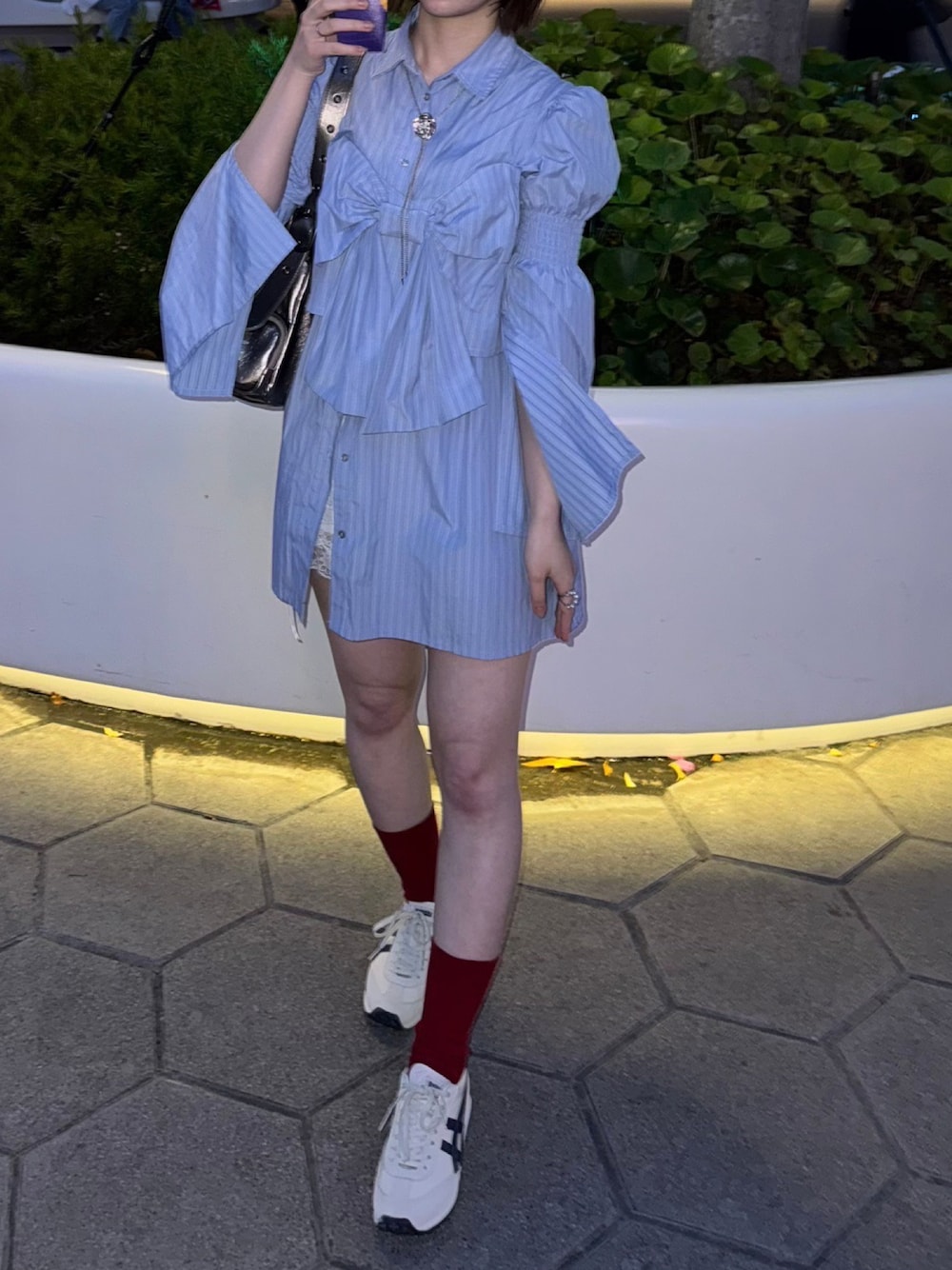 「ディズニーコーデ、ディズニーランド、春コーデ、春夏コーデ、ストライプシャツ、ストライプ」｜「UNIQLOのアイテム（ソックス/靴下、レッド系）」を使った、さしこさん（骨格ウェーブ・レディース・162cm）の春コーディネートの1枚目の写真
