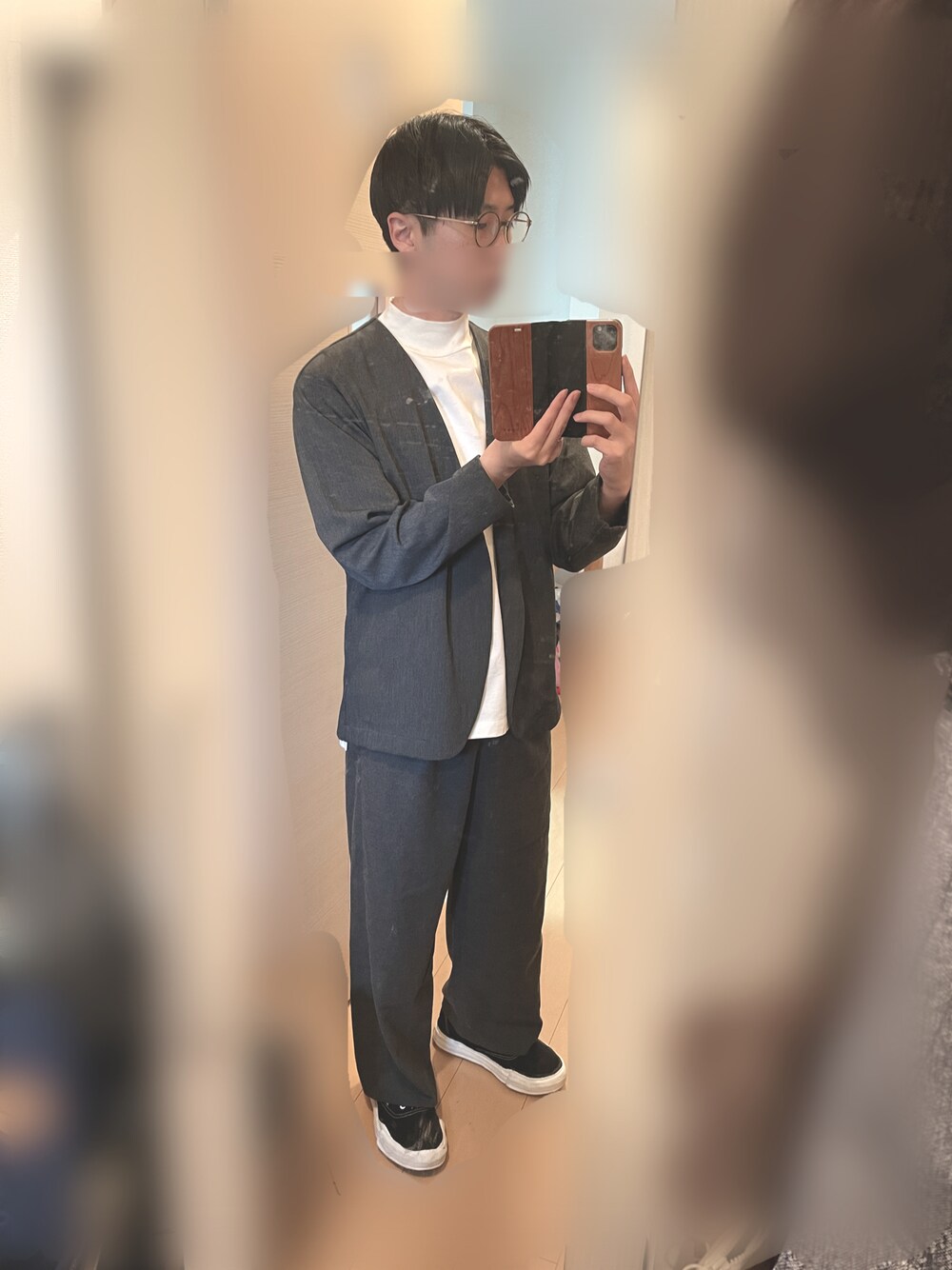「シンプルコーデ、休日スタイル、スニーカー、お洒落さんとつながりたい、春服みてみて」｜「UNIQLOのアイテム（スラックス、グレー系）」を使った、pyosさん（メンズ・171cm）の春コーディネートの1枚目の写真
