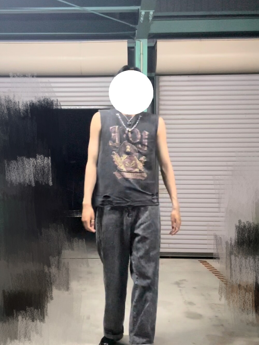 「デニム、お出かけコーデ、韓国ファッション、夏、タンクトップ、ノースリーブ、黒コーデ、オールブラック、お洒落さんとつながりたい、休日コーデ、ドクターマーチン、モノトーン、韓国ブランド、夏コーデ、ラクチンコーデ」｜「MONO-MARTのハイウエストワイドストレート ヴィンテージウォッシュデニムパンツ（デニムパンツ、ブラック系）」を使った、Sさん（メンズ・180cm）の夏コーディネートの1枚目の写真