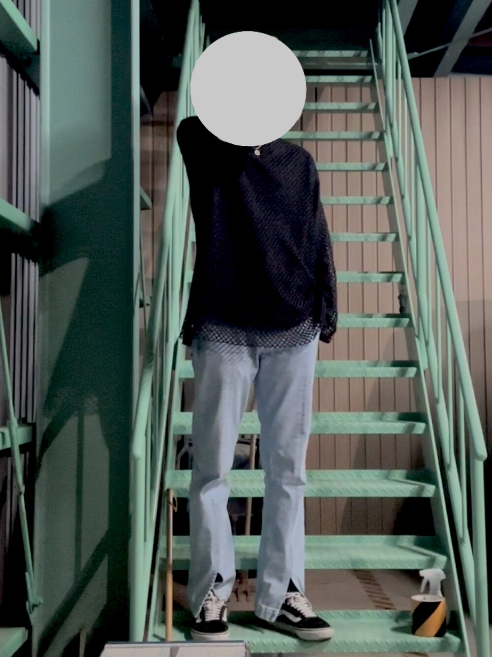 「秋冬コーデ、シンプル、おしゃれさんと繋がりたい、韓国ファッション、ビッグシルエット、デニム、いいね、save、フォローお願いします🤑、Tシャツ、スニーカー、黒Tシャツ、秋服準備はじめました、adrer、秋コーデ、秋のコーデ、フレアパンツ」｜「ZARAのアイテム（デニムパンツ、ブルー系）」を使った、Sさん（メンズ・180cm）の秋コーディネートの1枚目の写真