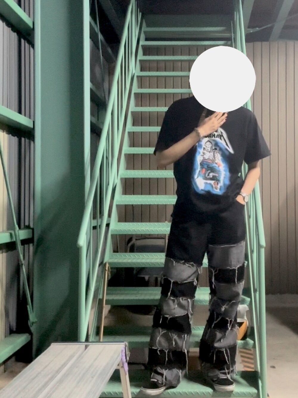 「秋服まるっと大公開、カジュアルコーデ、GU、デニムパンツ、Tシャツ、韓国ファッション、大人カジュアル、ラフ、スニーカー、ブラック、シャツスタイル、夏コーデ、VANS、古着、古着コーデ」｜「MAHAGRIDの【mahagrid】THRILLER MAN TEE / マハグリッド スリラーマン グラフィック Tシャツ（Tシャツ/カットソー、ブラック系）」を使った、Sさん（メンズ・180cm）の秋コーディネートの1枚目の写真