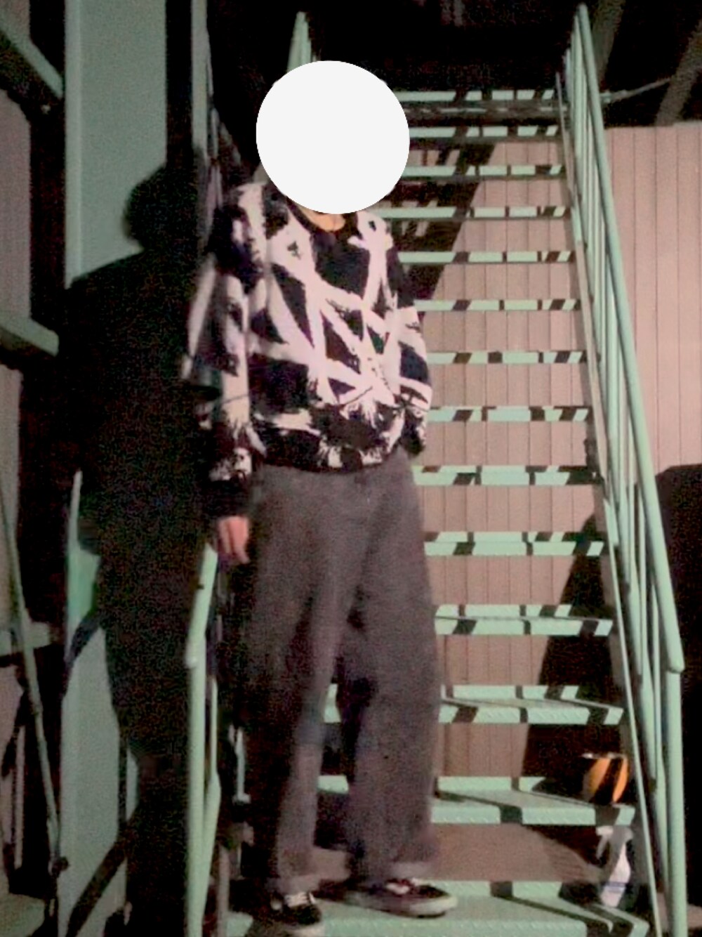 「秋服、カジュアルコーデ、スニーカー、デニム、キレイめ、オールブラック、シンプルコーデ、ファッションを楽しもう、秋コーデ、大人カジュアル、ニット、冬コーデ、休日スタイル、韓国ファッション、韓国ブランド」｜「G.O.Cのオーバーサイズマルチジャガードクルーネックニット（ニット/セーター、ブラック系）」を使った、Sさん（メンズ・180cm）の秋コーディネートの1枚目の写真