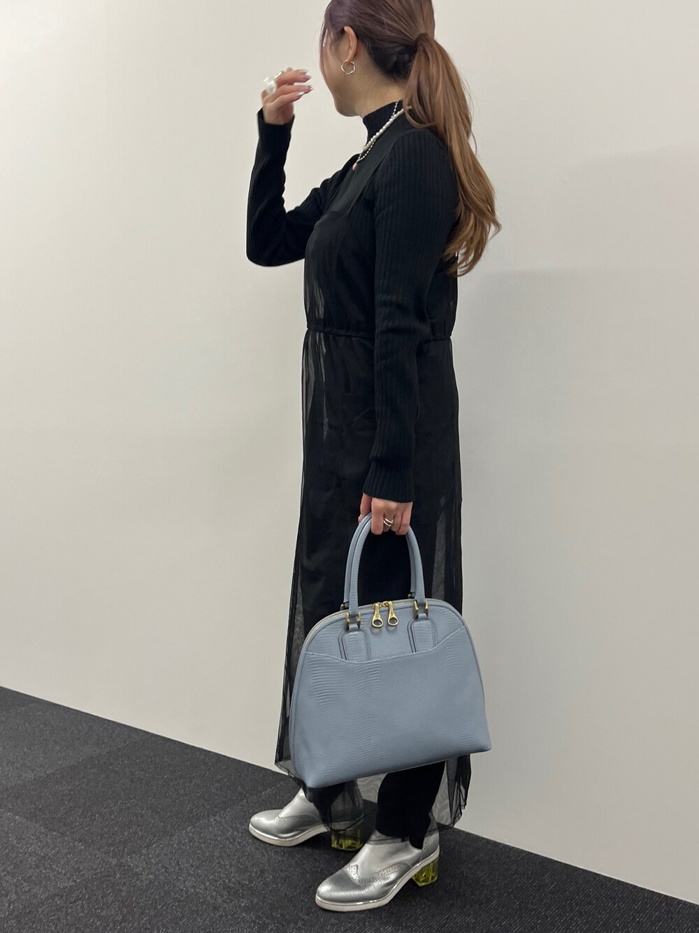 「TOFF&LOADSTONE、冬を彩る色いろコーデ、冬、着回しコーデ、秋冬コーデ、今日のコーデ、モノトーン、ハイネック、キャミワンピ、オールブラック、シルバーシューズ、レザーバッグ、サックスブルー、冬コーデ、TOFF & LOADSTONE」｜「TOFF&LOADSTONEのマジェ（ハンドバッグ、ブルー系）」を使った、ayakaさん（レディース・156cm）の冬コーディネートの1枚目の写真