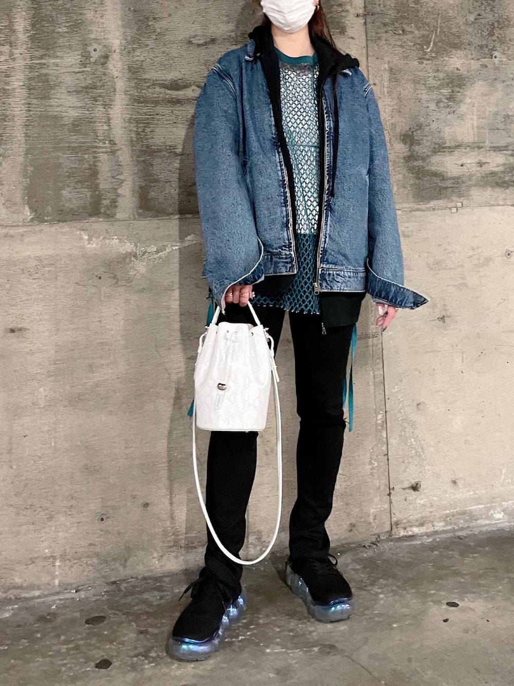 ホワイト系のショルダーバッグを着用したレディースの春コーディネートの1枚目の写真