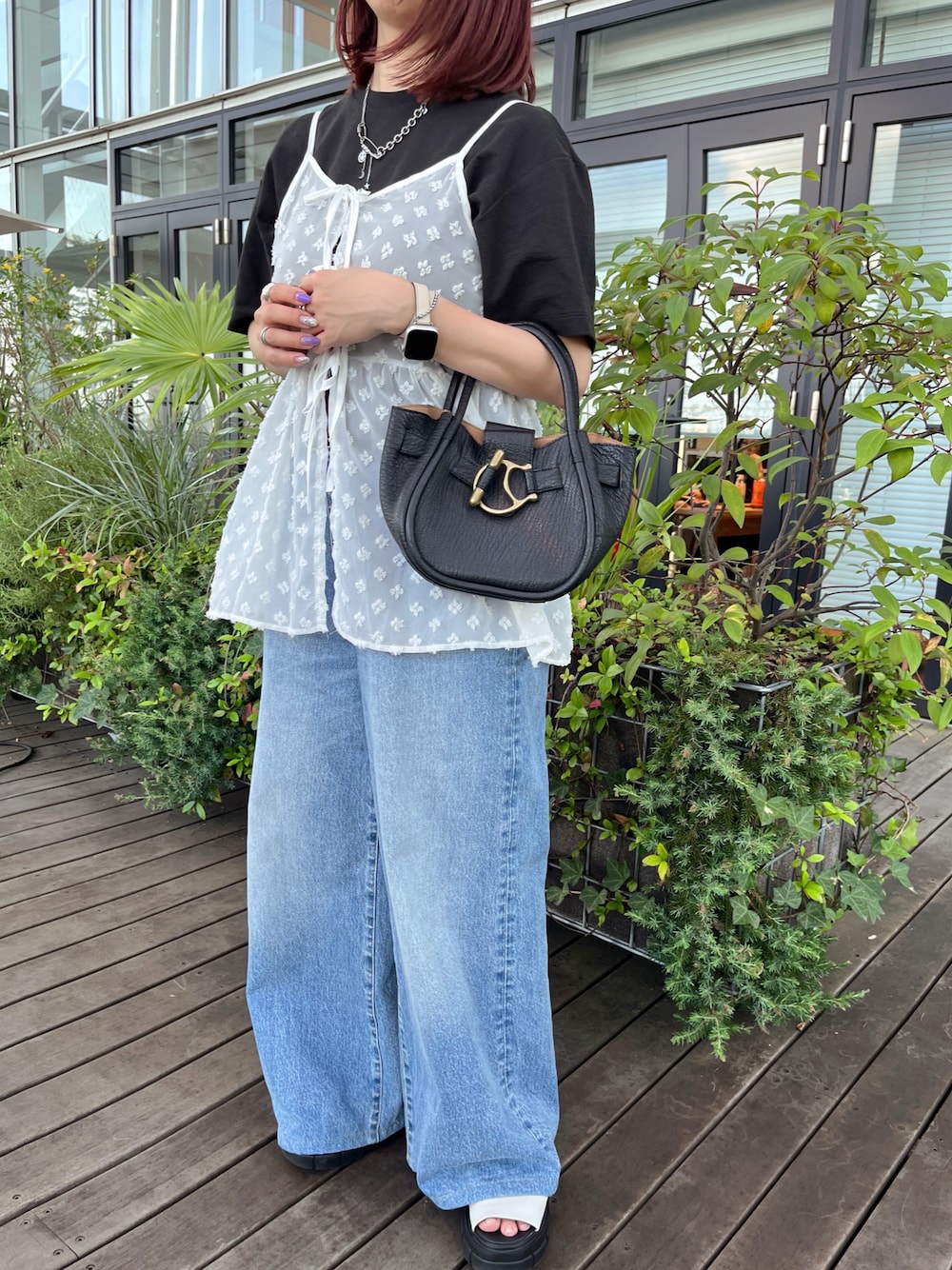 「ブラックコーデ、夏コーデ、黒Tシャツ、大人カジュアルコーデ、ゆるコーデ、レイヤードコーデ」｜「TOFF&LOADSTONEのアイコン（M）（ハンドバッグ、ブラック系）」を使った、ayakaさん（レディース・156cm）の夏コーディネートの1枚目の写真