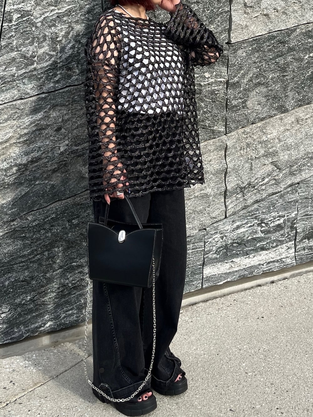 ブラック系のショルダーバッグを着用したレディースの秋コーディネートの1枚目の写真