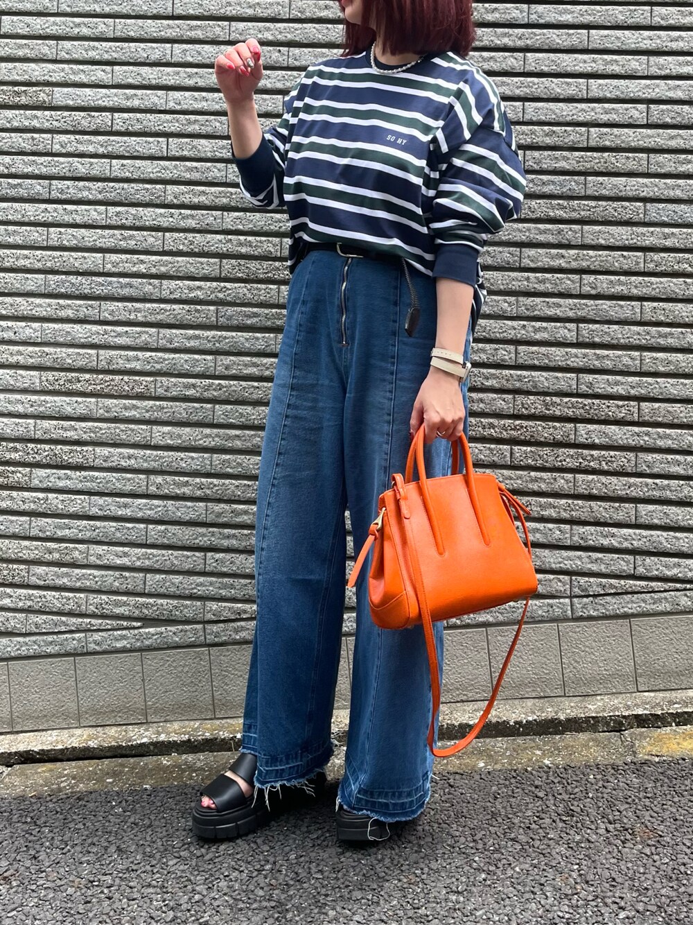 「ショルダーバッグ、ワイドパンツ、サンダル、パンツスタイル、カラーコーデ、ラクチンコーデ、ゆるシルエット、デニムコーデ、シンプルスタイル、レザーバッグ」｜「SOFTHYPHENのSOHY MULTI BORDER STRIPE L/S TEE（Tシャツ/カットソー、ブルー系）」を使った、ayakaさん（レディース・156cm）の春コーディネートの1枚目の写真