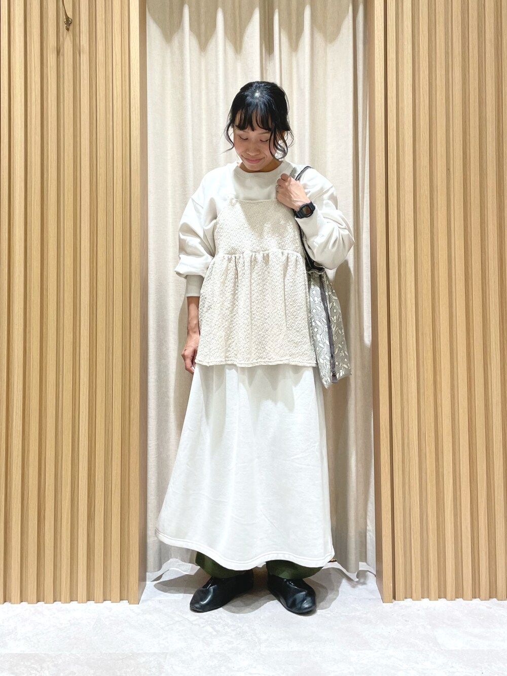 ホワイト系のTシャツ/カットソー、ホワイト系のワンピース/ドレス、ベージュ系のハンドバッグを着用したレディースの冬コーディネートの1枚目の写真