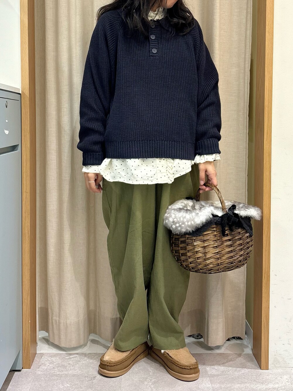 「Samansa Mos2、SM2、サマンサ モスモス(Samansa Mos2)、低身長、低身長コーデ、ママコーデ、かごバッグ、モカシン、ポロニット、襟付きニット、ドット柄、フリルブラウス、ゆるパンツ、大人カジュアル、オトナカジュアル」｜「Samansa Mos2の◎畦編みニットポロ（ニット/セーター、ブルー系）」を使った、あさいまりこさん（レディース・151cm）の秋コーディネートの1枚目の写真