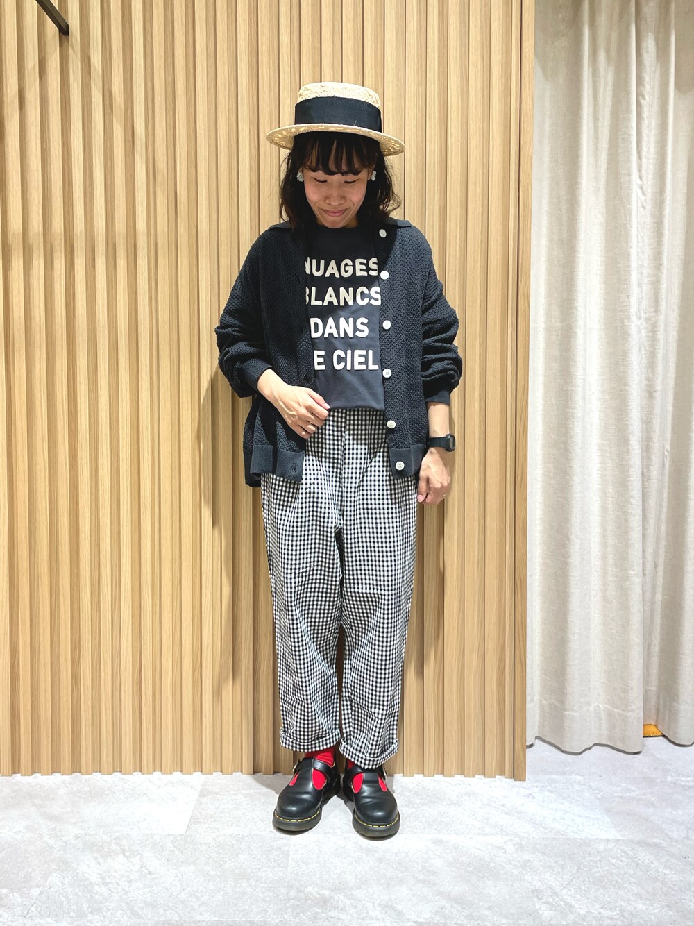 「Samansa Mos2、SM2、サマンサ モスモス(Samansa Mos2)、低身長、ママファッション、ママコーデ、カンカン帽、Dr.Martens、ギンガムチェック、ブラックコーデ、オトナカジュアル、メッシュ、襟付きトップス、赤い靴下、モノトーンコーデ」｜「Samansa Mos2の太リボンカンカン帽（ハット、ブラック系）」を使った、あさいまりこさん（レディース・151cm）の春コーディネートの1枚目の写真