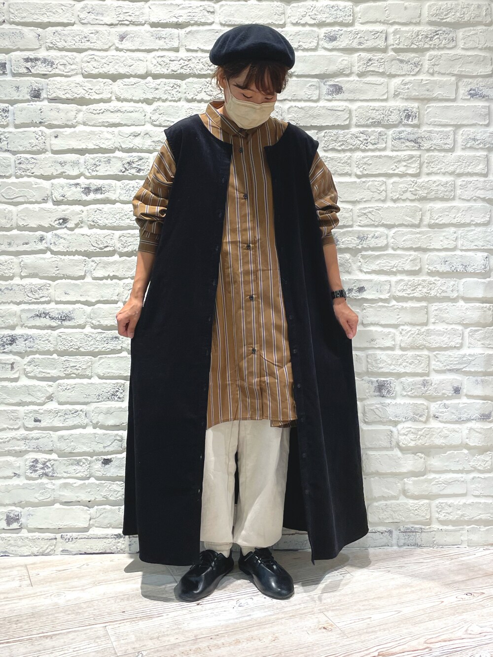 「Samansa Mos2、SM2、サマンサ モスモス(Samansa Mos2)、低身長、ママファッション、ベレー帽、ロングベスト、ノースリーブワンピース、着回しコーデ、ベスト、スウェットパンツ、レトロ、ストライプシャツ、コーデュロイ、ボーイッシュ」｜「Samansa Mos2のフロントタックシューズ（その他シューズ、ブラック系）」を使った、あさいまりこさん（レディース・151cm）の秋コーディネートの1枚目の写真