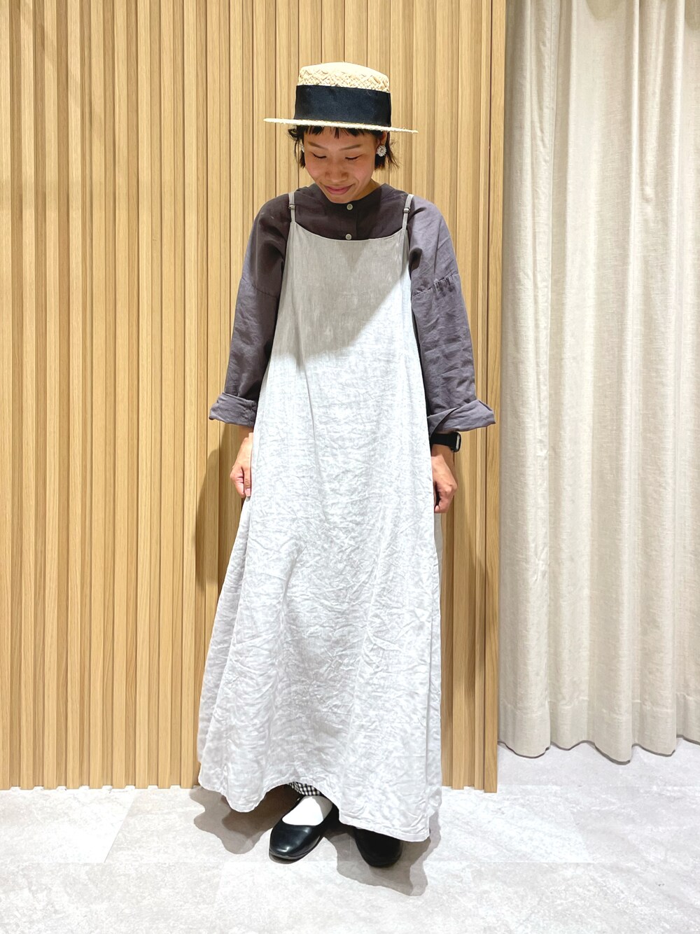 グレー系のワンピース、グレー系のシャツ/ブラウス、ブラック系のバレエシューズを着用したレディースの春コーディネートの1枚目の写真