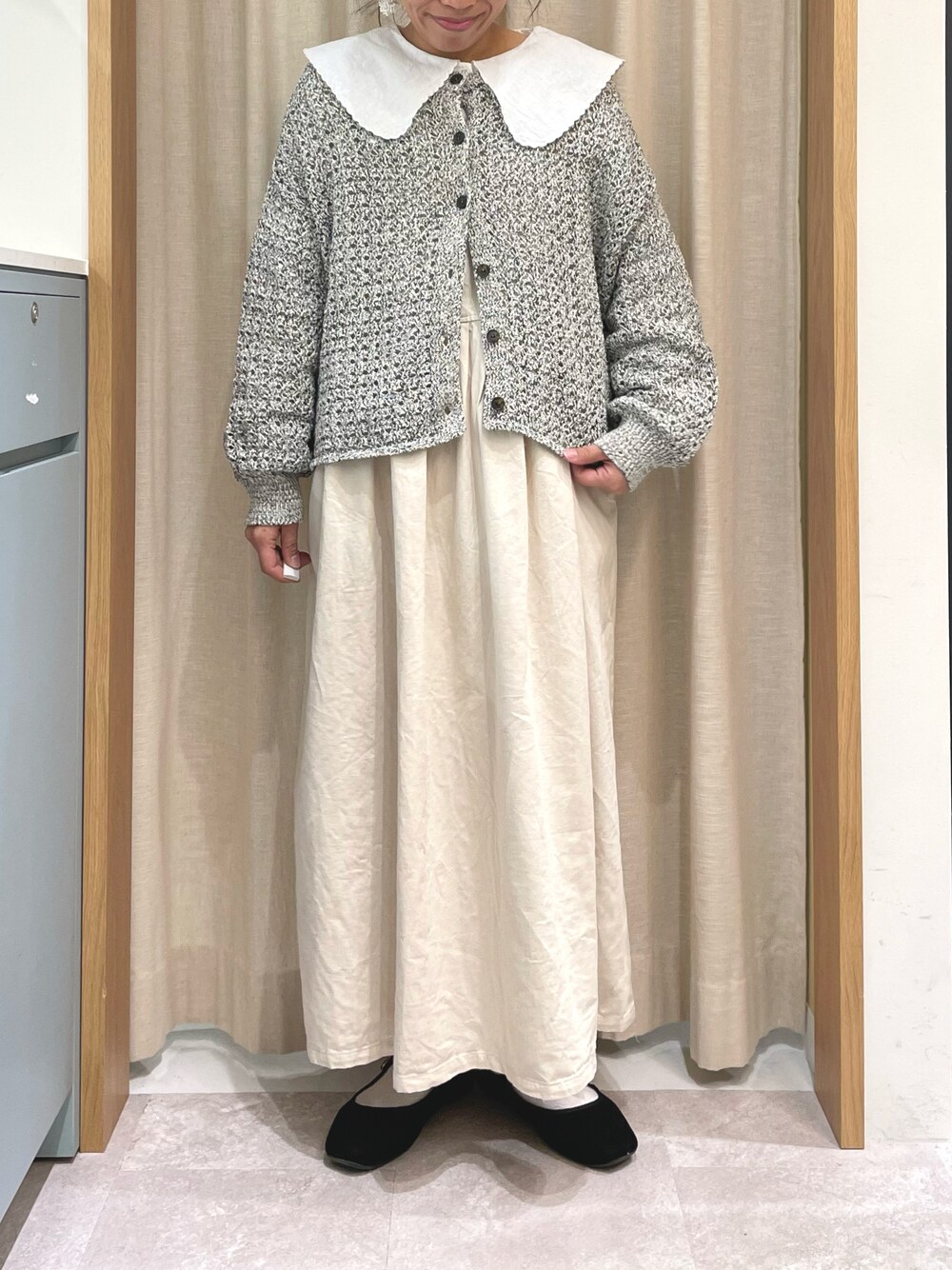 「Samansa Mos2、SM2、サマンサ モスモス(Samansa Mos2)、低身長、低身長コーデ、ママコーデ、スカラップ、ビッグカラー、オトナ女子、オトナカワイイ、ガーリー、ボレロ、ジャンパースカート、ジャンスカ、春」｜「Samansa Mos2のカラーテープヤーン前後2WAYボレロ（カーディガン/ボレロ、ブラック系）」を使った、あさいまりこさん（レディース・151cm）の春コーディネートの1枚目の写真