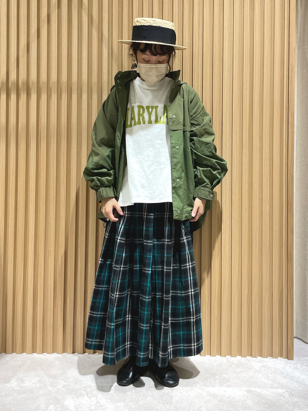 ブラック系のその他シューズ、グリーン系のブルゾン、ブルー系のスカートを着用したレディースの春コーディネートの1枚目の写真