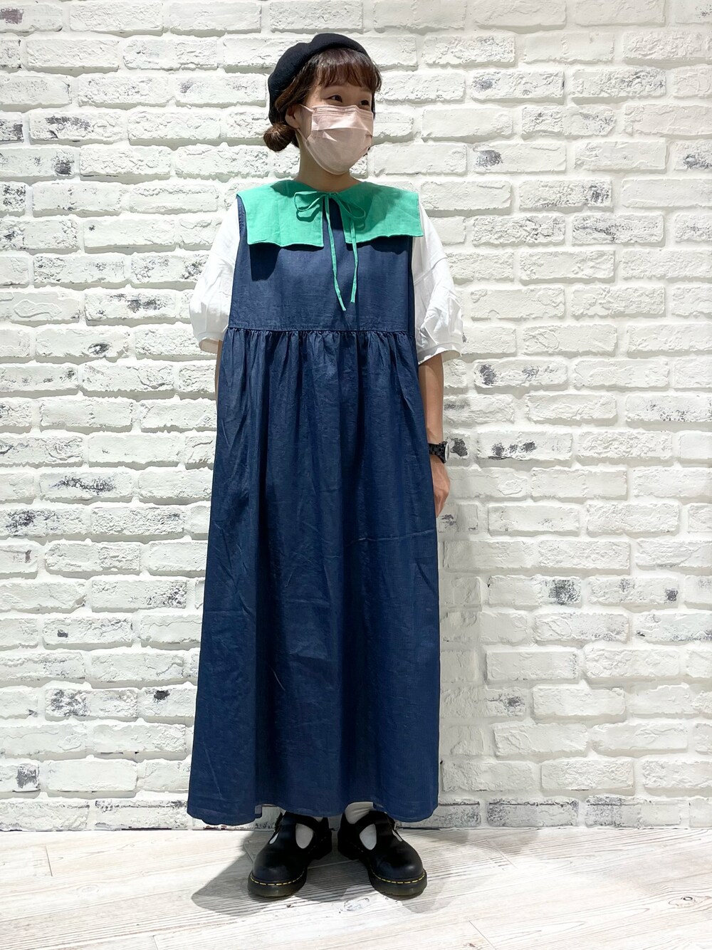 ブルー系のワンピース、ブラック系のドレスシューズ、グリーン系のシャツ/ブラウスを着用したレディースの夏コーディネートの1枚目の写真