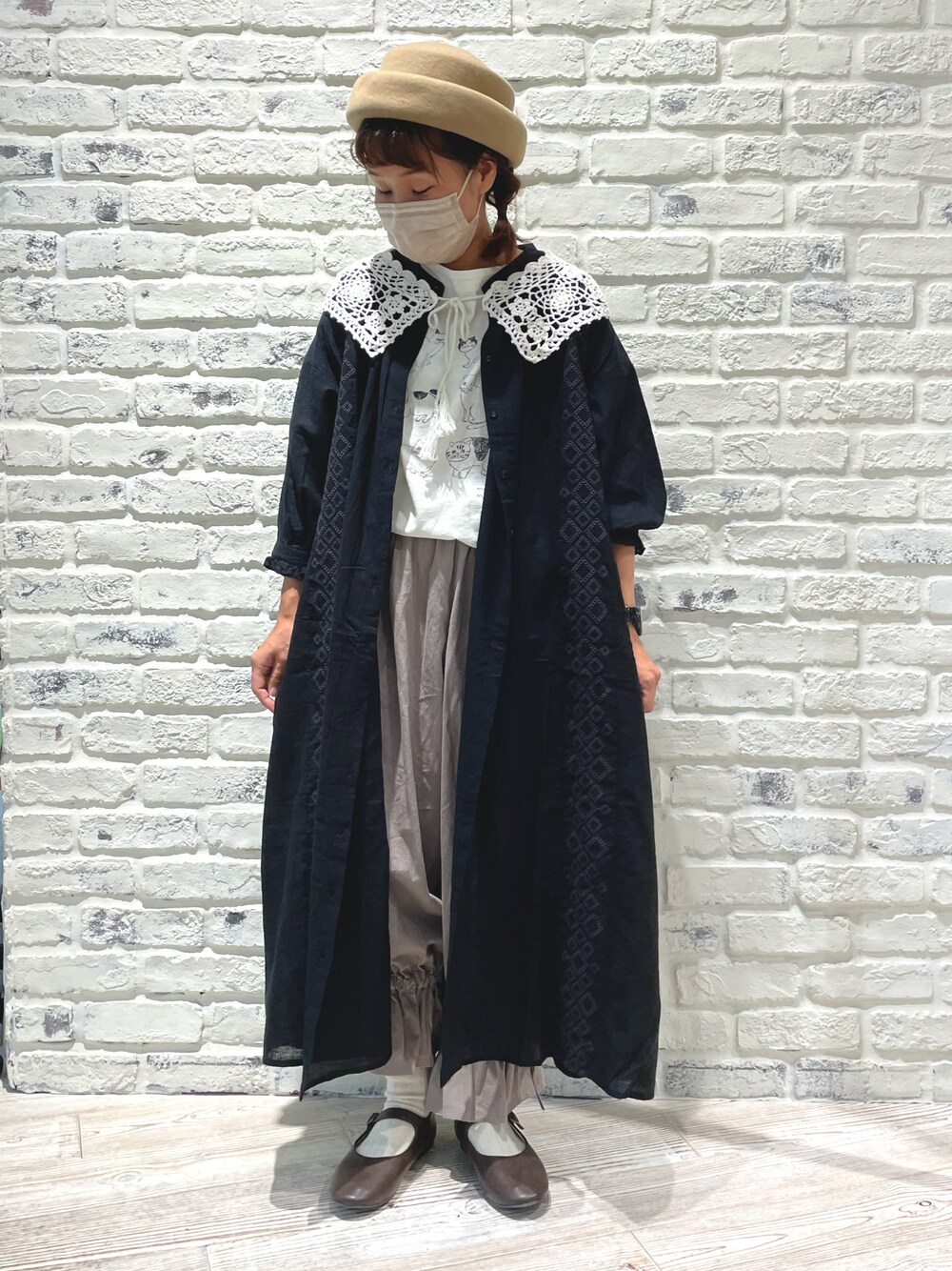 ホワイト系のTシャツ/カットソー、ブラック系のワンピース、グレー系のその他パンツを着用したレディースの夏コーディネートの1枚目の写真