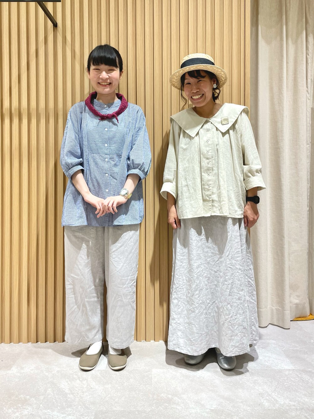 「Samansa Mos2、SM2、サマンサ モスモス(Samansa Mos2)、低身長、リンクコーデ、パンツスタイル、キャミワンピ、ナチュラル、マリン、リラックススタイル、カンカン帽、お揃い、おそろいコーデ、グレー、リネン」｜「Samansa Mos2の太リボンカンカン帽（ハット、ブラック系）」を使った、あさいまりこさん（レディース・151cm）の春コーディネートの1枚目の写真
