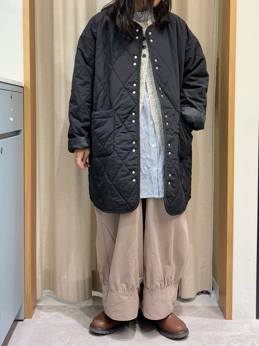 「Samansa Mos2、SM2、サマンサ モスモス(Samansa Mos2)、低身長、低身長コーデ、ママコーデ、キルティング、コート、ショートブーツ、ベスト、ゆるコーデ、オトナカジュアル、シンプルコーデ、ストライプシャツ、ワイドパンツ」｜「Samansa Mos2のキルトミドル丈コート（その他アウター、ブラック系）」を使った、あさいまりこさん（レディース・151cm）の秋コーディネートの1枚目の写真
