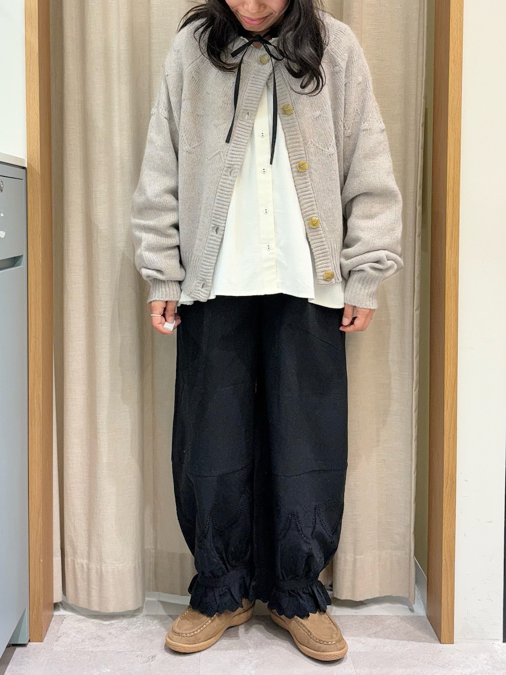 「Samansa Mos2、SM2、サマンサ モスモス(Samansa Mos2)、低身長、低身長コーデ、ママコーデ、ニット、カーディガン、リボン、リボンブラウス、ペチパンツ、ブーツ、オトナカジュアル、オトナカワイイ、大人ガーリー」｜「Samansa Mos2の◎求心風ぽこぽこ2WAYニット（カーディガン/ボレロ、ベージュ系）」を使った、あさいまりこさん（レディース・151cm）の秋コーディネートの1枚目の写真