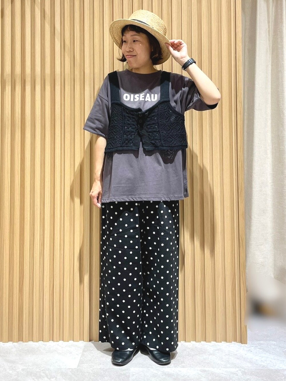 ブラック系のベスト、グレー系のTシャツ/カットソー、ブラック系のその他パンツを着用したレディースの夏コーディネートの1枚目の写真