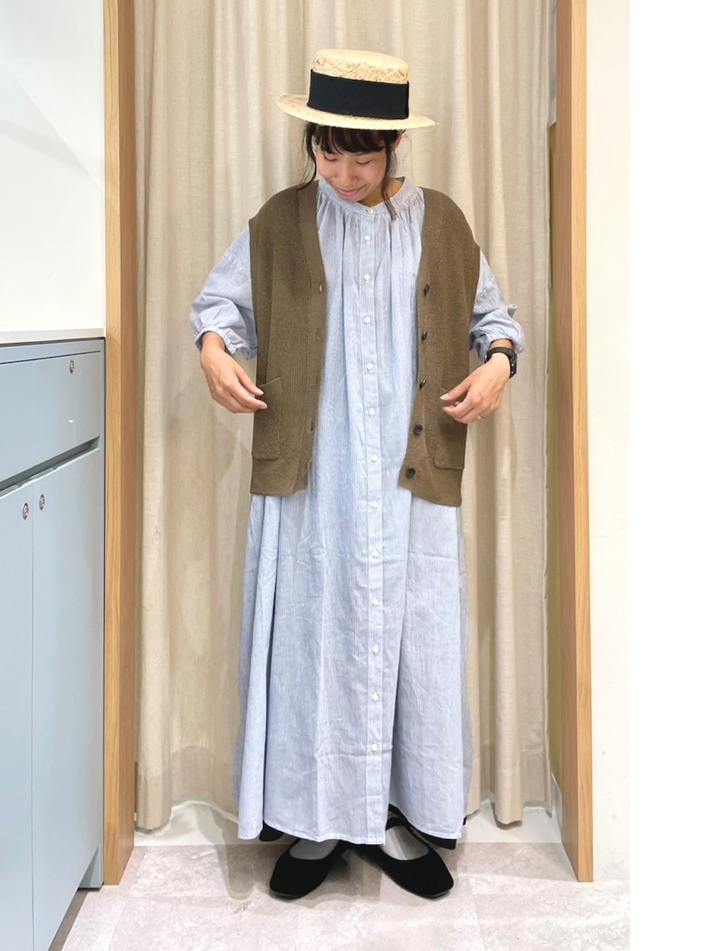 「Samansa Mos2、SM2、サマンサ モスモス(Samansa Mos2)、低身長、ママコーデ、ナチュラル、ベスト、ガウチョパンツ、ワンピース、シンプルコーデ、オトナカジュアル、オトナカワイイ、カンカン帽、大人カジュアル、スカーチョ」｜「Samansa Mos2の太リボンカンカン帽（ハット、ブラック系）」を使った、あさいまりこさん（レディース・151cm）の夏コーディネートの1枚目の写真
