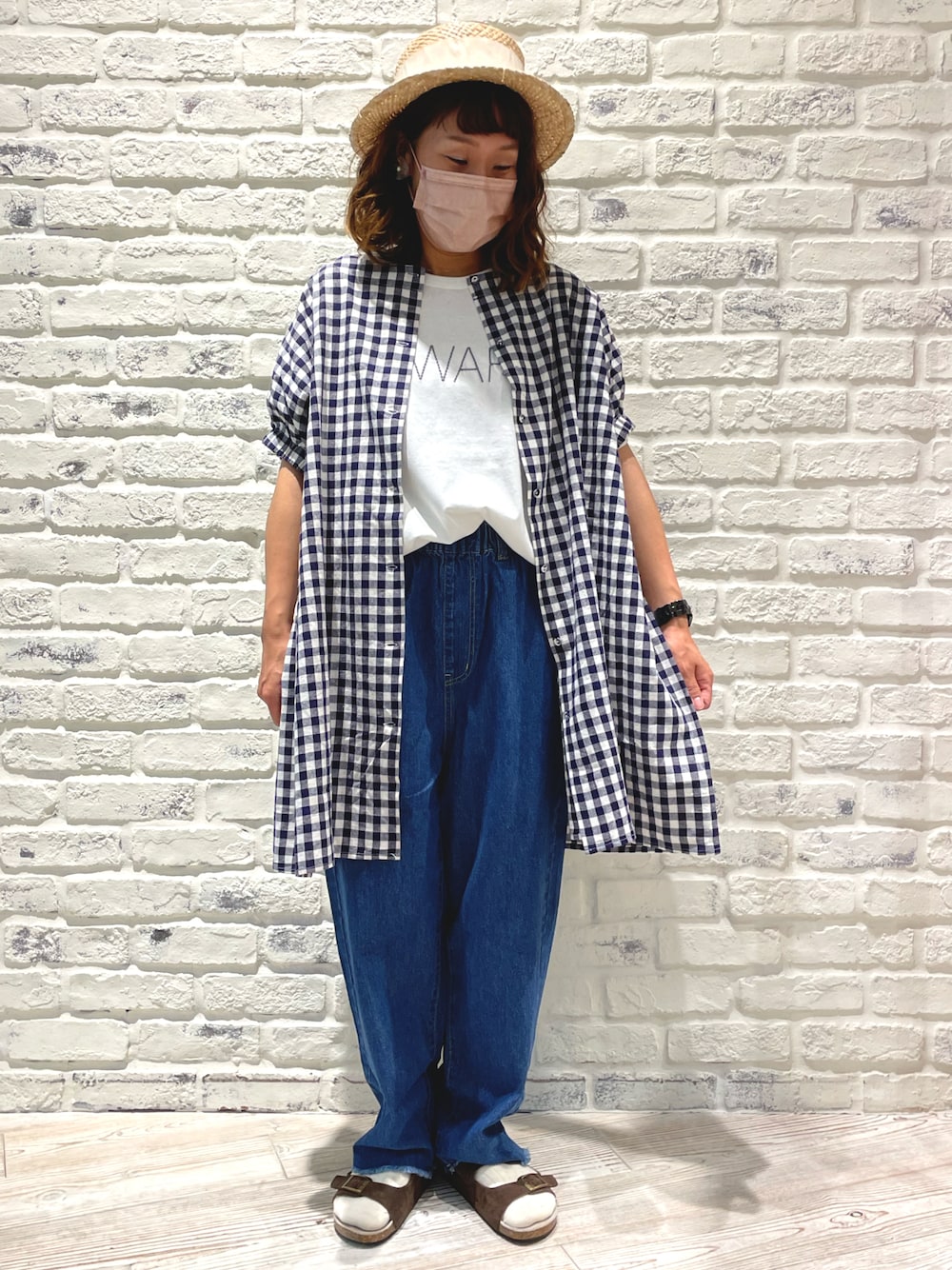 ホワイト系のTシャツ/カットソー、ブルー系のデニムパンツ、ブラウン系のサンダルを着用したレディースの夏コーディネートの1枚目の写真