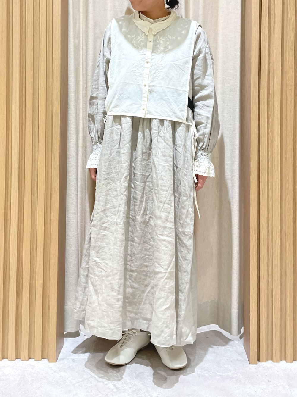 「kazumiコラボ、Samansa Mos2、SM2、サマンサ モスモス(Samansa Mos2)、低身長、大人女子、オトナ女子、ワンピース、ワントーンコーデ、ジャンパースカート、リネン、ブラウス、ベスト、レースアップシューズ、ベージュ」｜「ノベルティのアイテム（その他、その他）」を使った、あさいまりこさん（レディース・151cm）の冬コーディネートの1枚目の写真