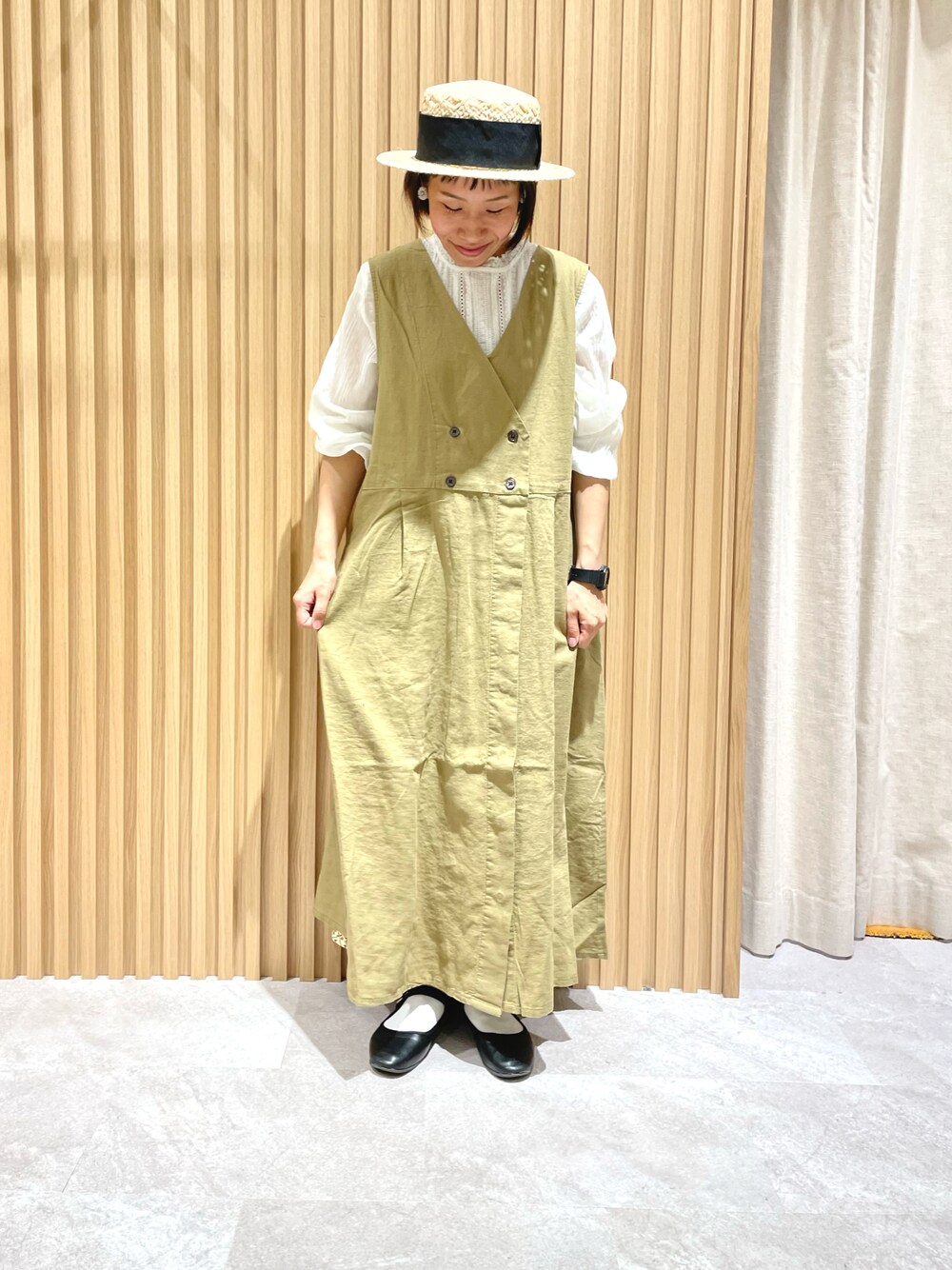 ホワイト系のシャツ/ブラウス、イエロー系のワンピース、ブラック系のバレエシューズを着用したレディースの春コーディネートの1枚目の写真