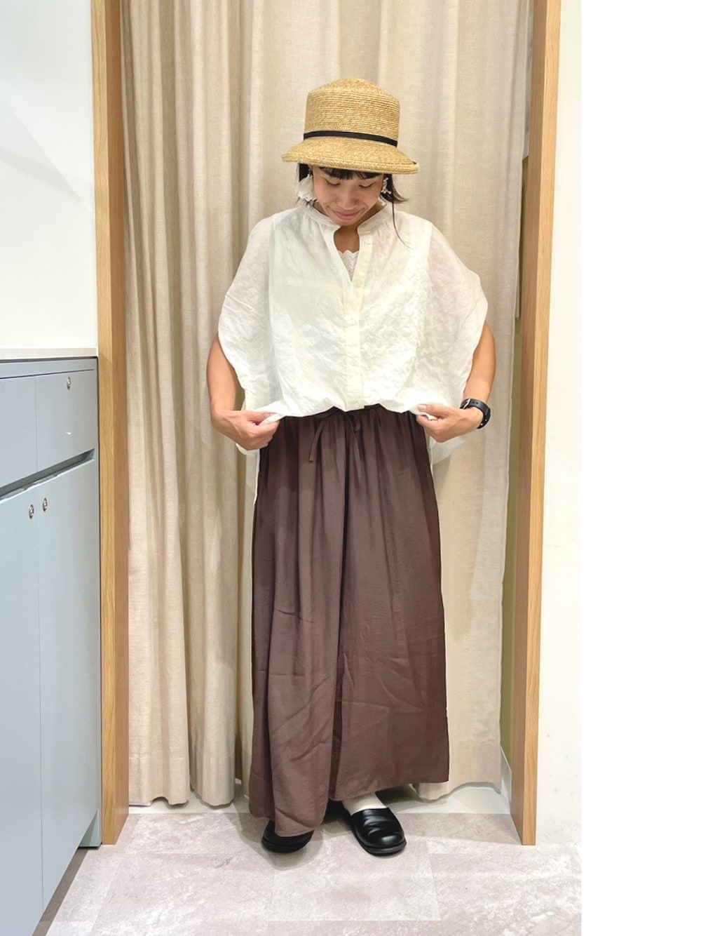 「Samansa Mos2、SM2、サマンサ モスモス(Samansa Mos2)、低身長、むぎわら帽子、ブラウス、スカーチョ、ガウチョパンツ、オトナカジュアル、ナチュラル、きれいめカジュアル、オトナ女子、オトナカワイイ、ママコーデ、パンツスタイル」｜「Samansa Mos2の【抗菌防臭】ブレードハット（ハット、ベージュ系）」を使った、あさいまりこさん（レディース・151cm）の夏コーディネートの1枚目の写真