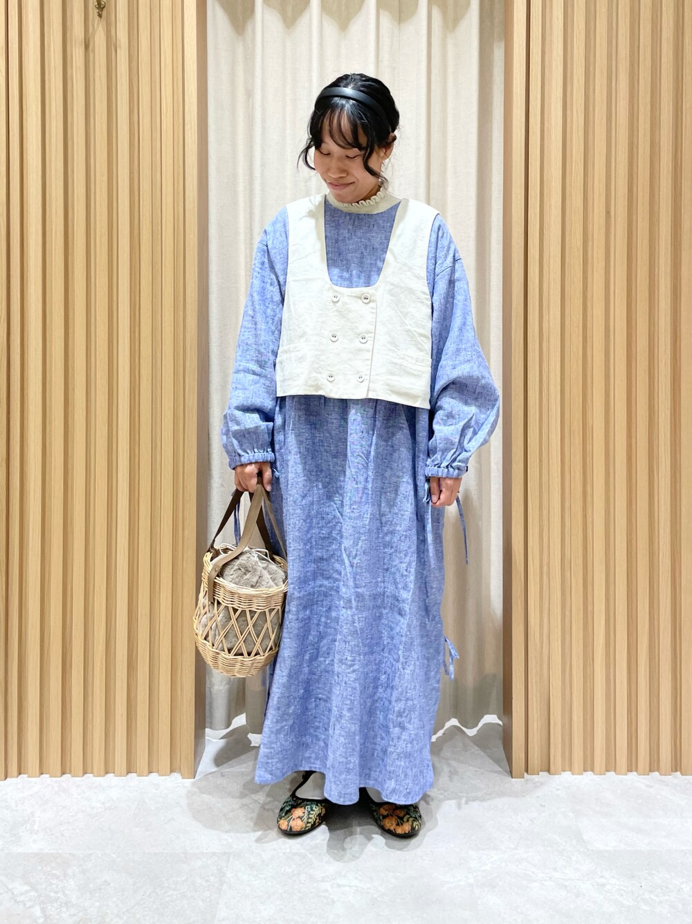「Samansa Mos2、SM2、サマンサ モスモス(Samansa Mos2)、低身長、ママコーデ、ナチュラル、ナチュラルガーリー、オトナガーリー、ワンピース、リネンワンピース、バルーンパンツ、ベスト、レイヤードスタイル、オトナカワイイ、オトナ女子」｜「Samansa Mos2のファー巾着カゴバッグ（ハンドバッグ、ベージュ系）」を使った、あさいまりこさん（レディース・151cm）の秋コーディネートの1枚目の写真
