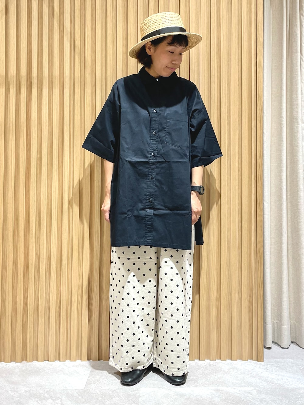 グリーン系のシャツ/ブラウス、ホワイト系のその他パンツ、ブラック系のハットを着用したレディースの夏コーディネートの1枚目の写真