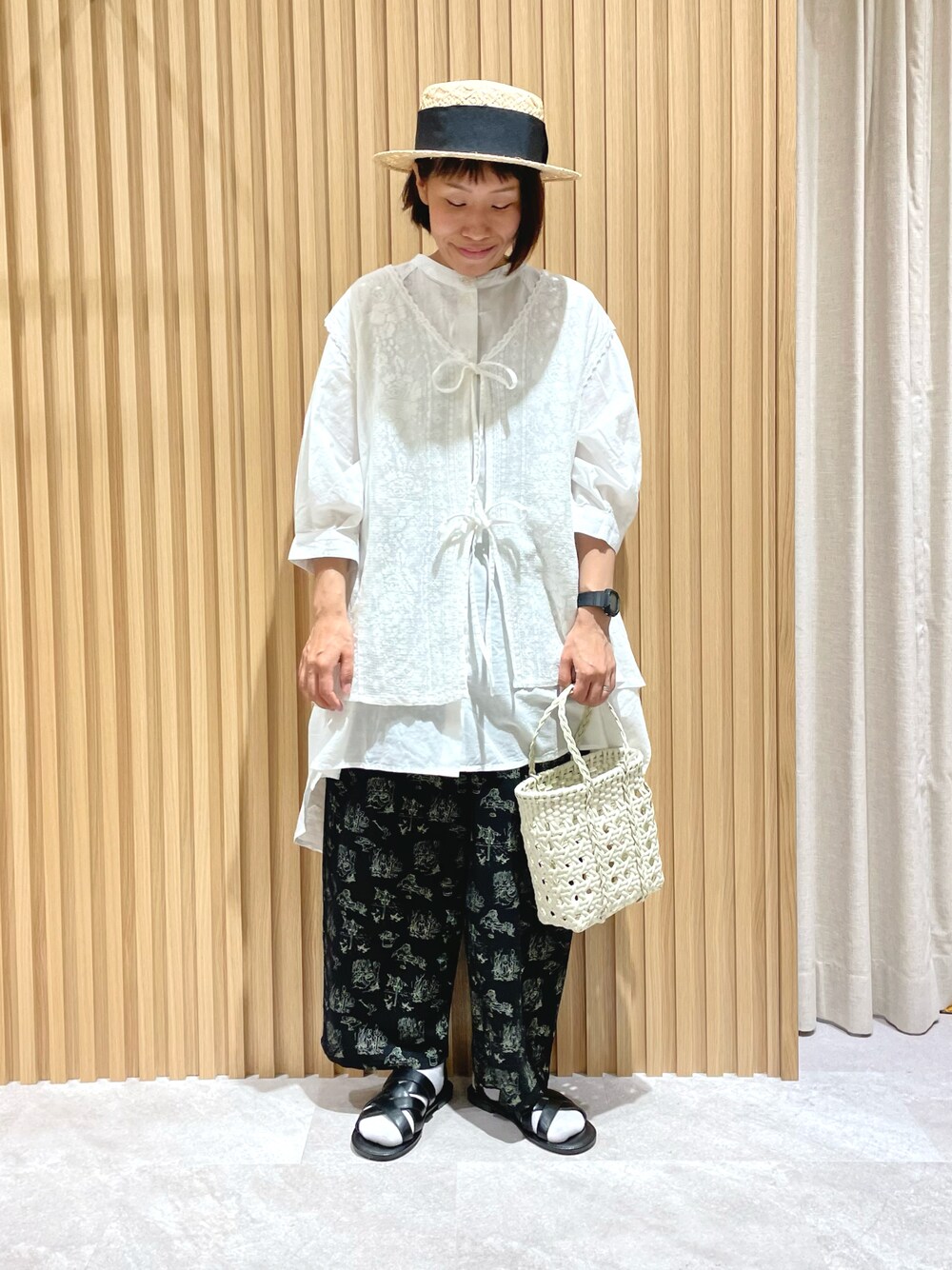 「Samansa Mos2、SM2、サマンサ モスモス(Samansa Mos2)、低身長、ママコーデ、カンカン帽、レースブラウス、ベスト、チュニック、ナチュラル、モノトーン、サンダル、オトナカジュアル、オトナカワイイ、オトナ女子」｜「Samansa Mos2の透かし編みメルカドバッグ（ハンドバッグ、ホワイト系）」を使った、あさいまりこさん（レディース・151cm）の夏コーディネートの1枚目の写真