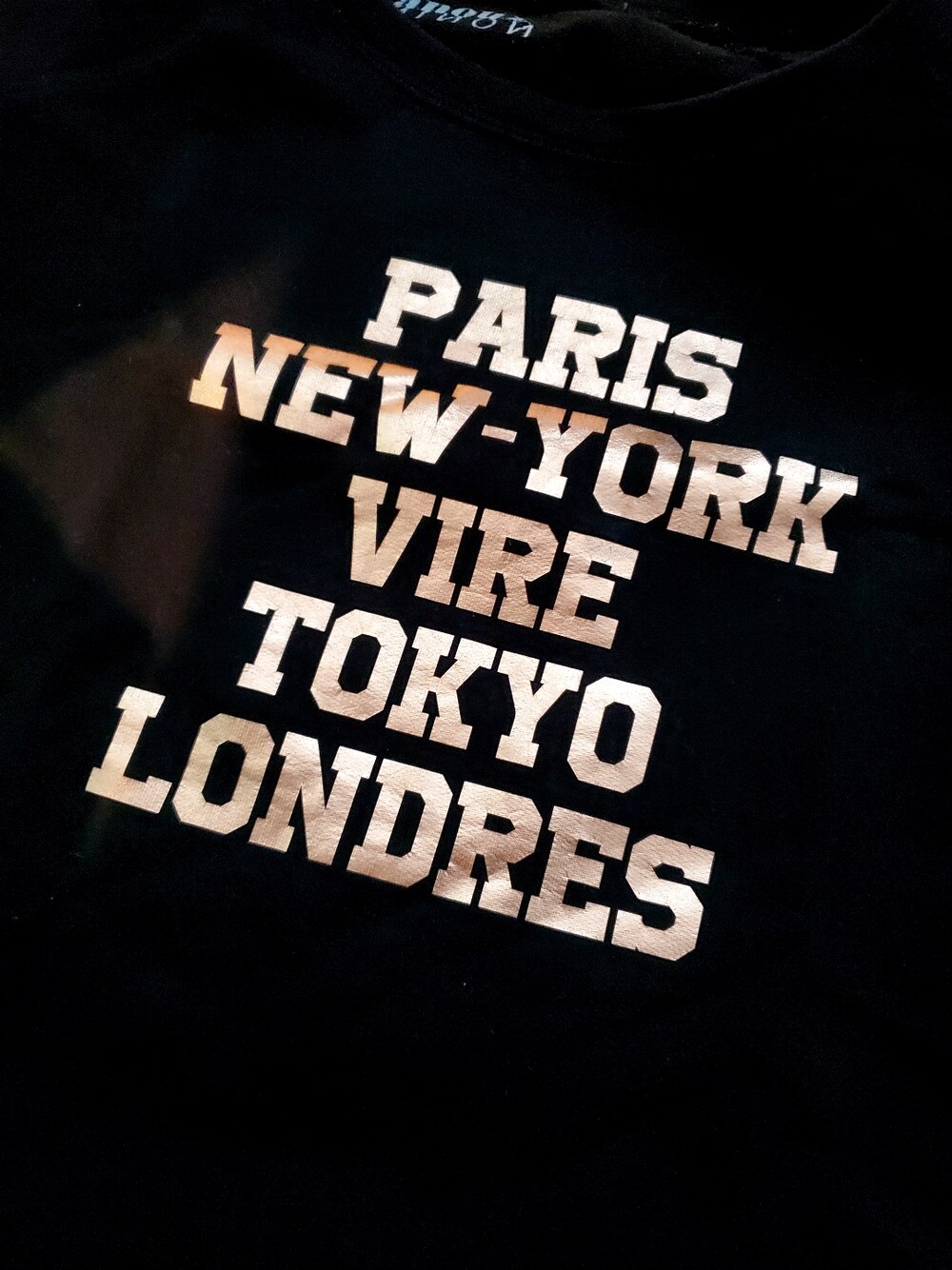 ブラック系のスニーカー、ブルー系のデニムパンツ、グレー系のノーカラーコートを着用したレディースの冬コーディネートの2枚目の写真