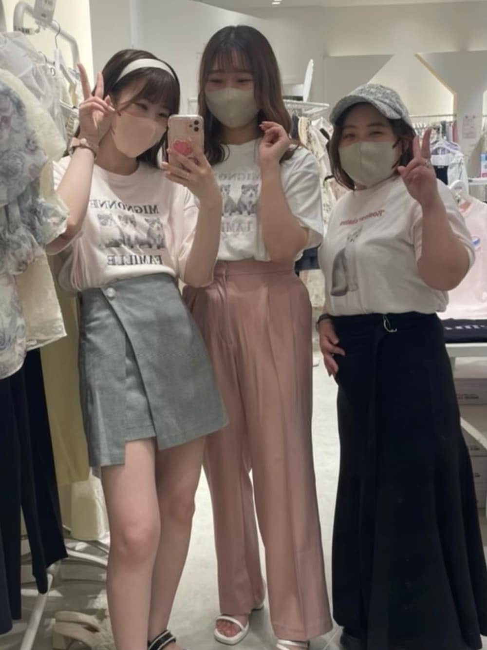 ピンク系のスラックス、ブラック系のその他パンツ、ブラック系のスカートを着用したレディースの春コーディネートの1枚目の写真