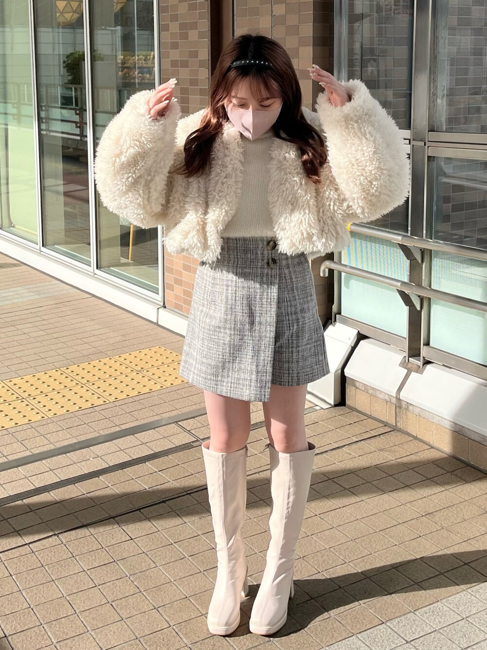 「one after another NICE CLAUP、ナイスクラップ、ロングブーツ、ミニスカート、ツイード、ファーコート、白ニット、キレイめ、ガーリー、ホワイトコーデ、ワントーンコーデ、骨格ストレート、標準身長、ファー、ショートパンツ」｜「one after another NICE CLAUPの肩あきマルチウェイフェザーニット（ニット/セーター、ホワイト系）」を使った、たじさん（レディース・156cm）の秋コーディネートの1枚目の写真