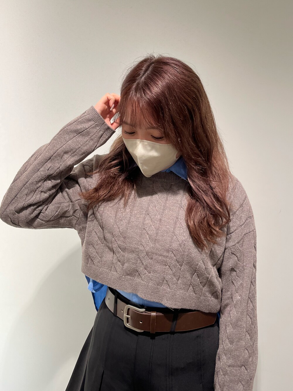 「秋服準備はじめました、シンプルコーデ、低身長女子、初秋コーデ、着回しコーデ、韓国ファッション、骨格ストレート、レイヤードスタイル、シャツスタイル、ニット、ブーツ、ナイスクラップ、one after another NICE CLAUP、nice claup、プリーツスカート」｜「one after another NICE CLAUPのショートケーブルニット×シャツセット（アンサンブル、グレー系）」を使った、たじさん（レディース・156cm）の秋コーディネートの1枚目の写真