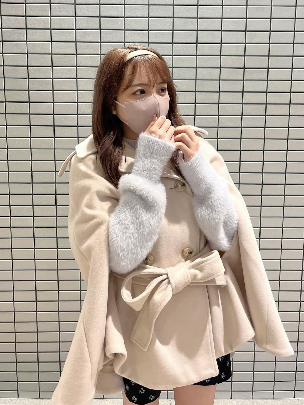 「秋服、秋服コーデ、ブーツ、サイドゴアブーツ、シャギーニット、ショートパンツ、ポンチョ、ニット、one after another NICE CLAUP、ナイスクラップ、nice claup、骨格ストレート、ガーリー、ワントーンコーデ、キレイめ」｜「one after another NICE CLAUPのトレンドのブローチセット。ふわふわフェザーニット（ニット/セーター、ブルー系）」を使った、たじさん（レディース・156cm）の秋コーディネートの1枚目の写真