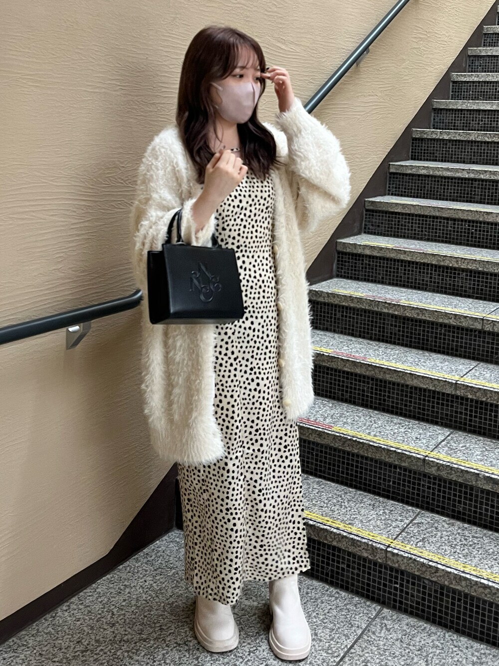「秋服、オトナ女子、秋色コーデ、ワンピース、キャミワンピ、スリット、ダルメシアン柄、カーディガン、サイドゴアブーツ、フェザー、モノトーン、骨格ストレート、ナイスクラップ、one after another NICE CLAUP、nice claup」｜「one after another NICE CLAUPのロゴモチーフエンボスミニバック（ショルダーバッグ、ブラック系）」を使った、たじさん（レディース・156cm）の秋コーディネートの1枚目の写真