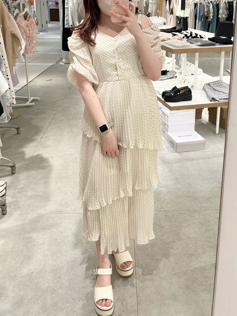 「春夏コーデ、ロングワンピース、ワンピース、春コーデ、ホワイトコーデ、ドット、ティアード、肩あき、サンダル、骨格ストレート、one after another NICE CLAUP、ナイスクラップ、標準身長、キレイめ、ガーリー」｜「one after another NICE CLAUPの肩のデザインが変えられる/プリーツティアードワンピース（ワンピース、その他）」を使った、たじさん（レディース・156cm）の春コーディネートの1枚目の写真