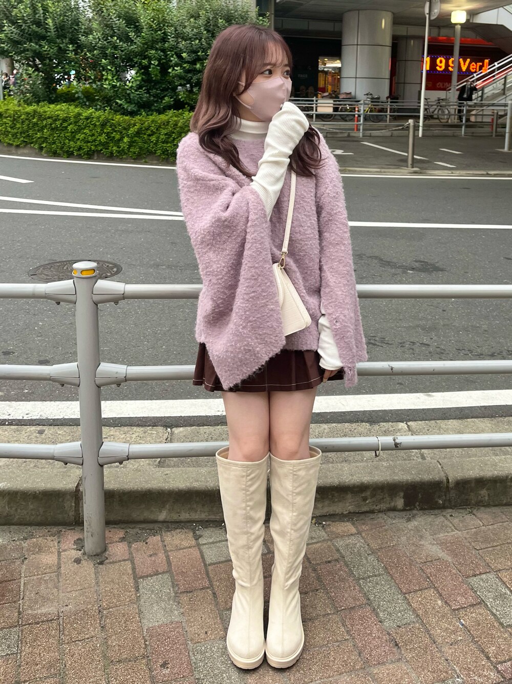 「レイヤードスタイル、ニット、タートルネック、プリーツスカート、ミニスカート、ロングブーツ、骨格ストレート、ピンク、スウェード、one after another NICE CLAUP、ナイスクラップ、ガーリー、韓国ファッション、トレンド、秋冬コーデ」｜「one after another NICE CLAUPのトレンドの着こなし。マルチウェイブークレニット（ニット/セーター、ピンク系）」を使った、たじさん（レディース・156cm）の秋コーディネートの1枚目の写真