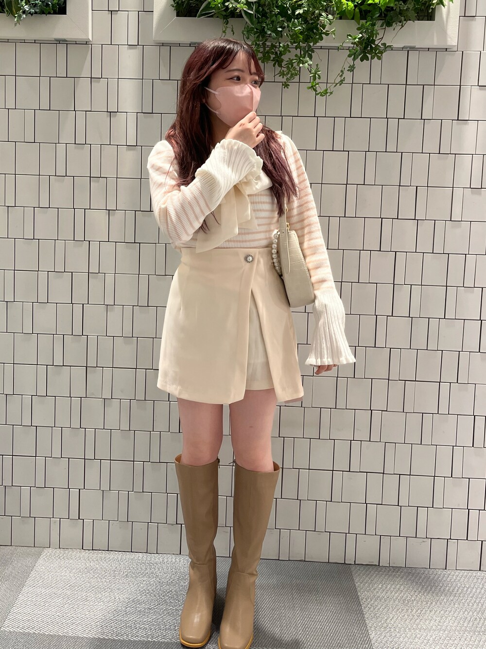 「ボウタイ、春カラー、ボーダー、春コーデ、ワントーンコーデ、ピンク、ガーリー、ミニスカート、one after another NICE CLAUP、ナイスクラップ、キレイめ、淡色コーデ、骨格ストレート、標準身長、フレンチガーリー」｜「one after another NICE CLAUPのビジューボタンスカパン　2023SS（その他パンツ、ホワイト系）」を使った、たじさん（レディース・156cm）の冬コーディネートの1枚目の写真