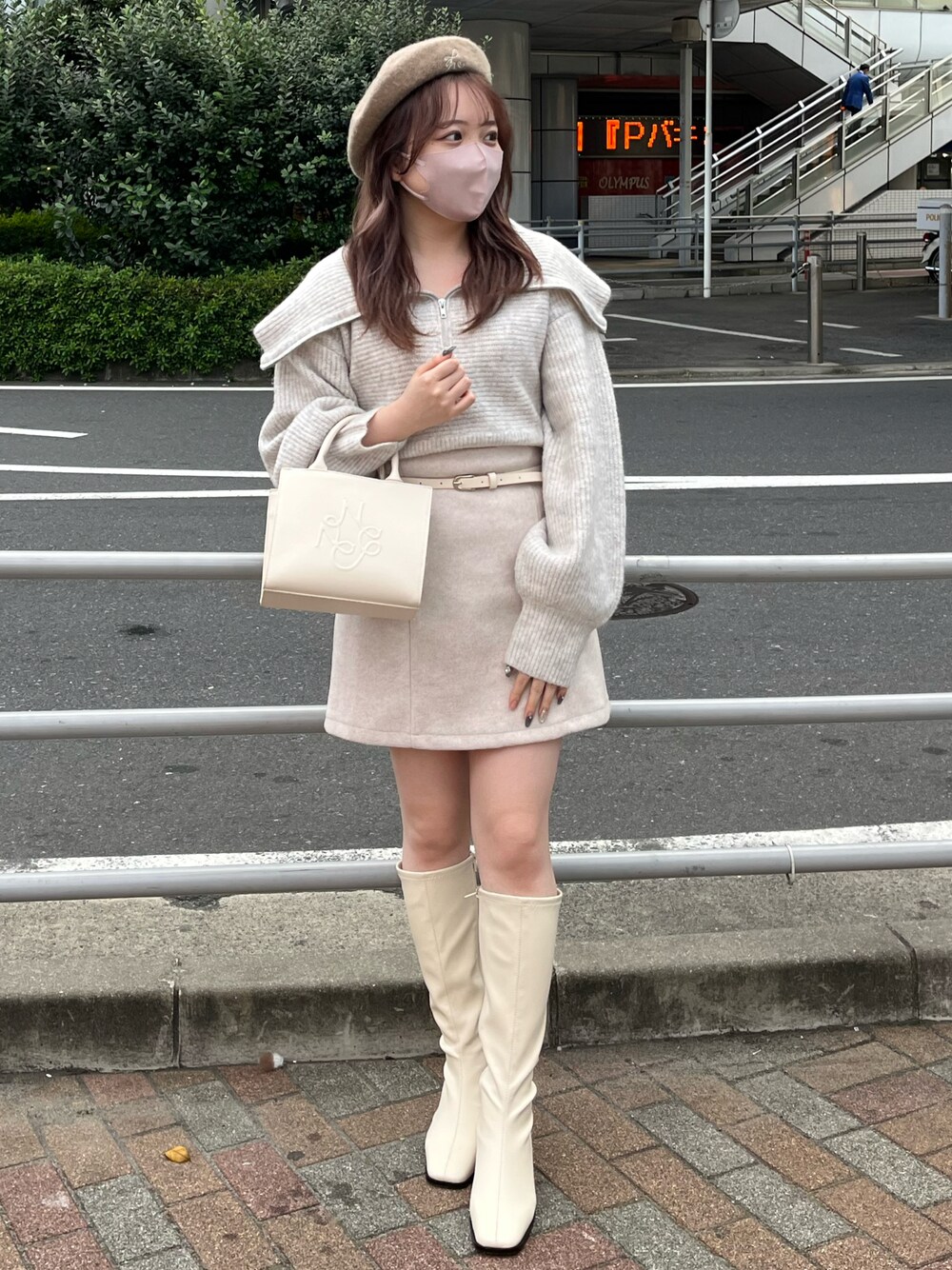 「ベレー帽、セーラーカラー、ニット、ワントーンコーデ、ホワイト、ミニスカート、ロングブーツ、ガーリー、one after another NICE CLAUP、ナイスクラップ、骨格ストレート、オールホワイト、淡色コーデ、キレイめ、標準身長」｜「one after another NICE CLAUPの今年のスタイリングにマストアイテム！ロングブーツ（ブーツ、ホワイト系）」を使った、たじさん（レディース・156cm）の秋コーディネートの1枚目の写真