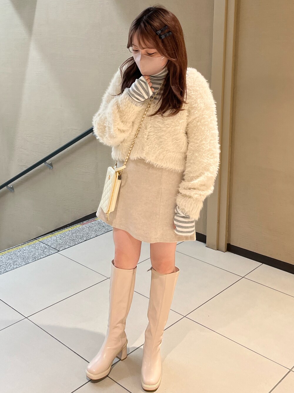 「one after another NICE CLAUP、ナイスクラップ、カーディガン、フェザー、白ニット、ミニスカート、ロングブーツ、ワントーンコーデ、タートルネック、ボーダー、ガーリー、標準身長、骨格ストレート、淡色コーデ、秋冬コーデ」｜「one after another NICE CLAUPのあざと可愛い。ふわふわショートフェザーカーディガン（カーディガン/ボレロ、ホワイト系）」を使った、たじさん（レディース・156cm）の秋コーディネートの1枚目の写真