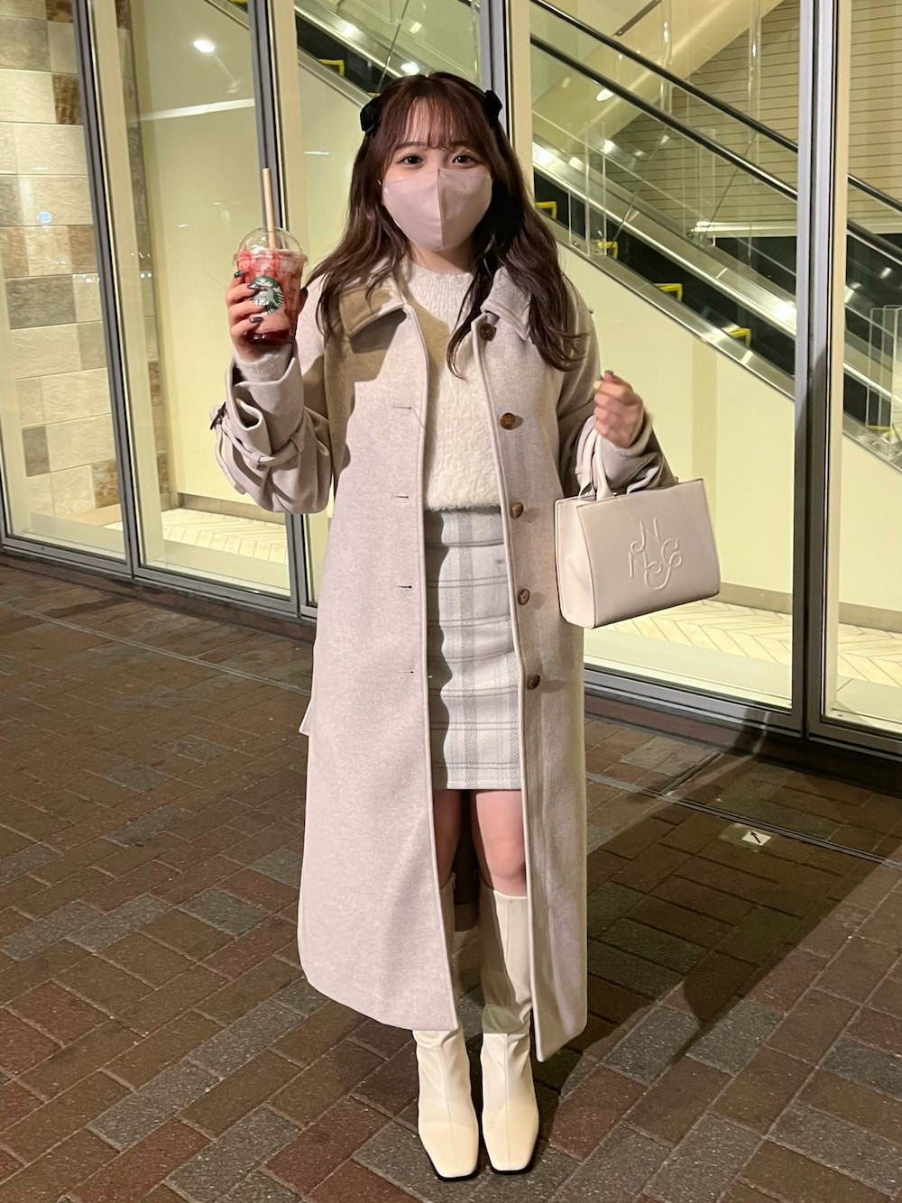 「one after another NICE CLAUP、ナイスクラップ、ロングコート、ミニスカート、ロングブーツ、秋冬コーデ、ステンカラーコート、ホワイトコーデ、キレイめ、ガーリー、デートスタイル（WOMEN）、骨格ストレート、チェックスカート、白ニット、オトナ女子」｜「one after another NICE CLAUPのロゴモチーフエンボスミニバック（ショルダーバッグ、ホワイト系）」を使った、たじさん（レディース・156cm）の秋コーディネートの1枚目の写真