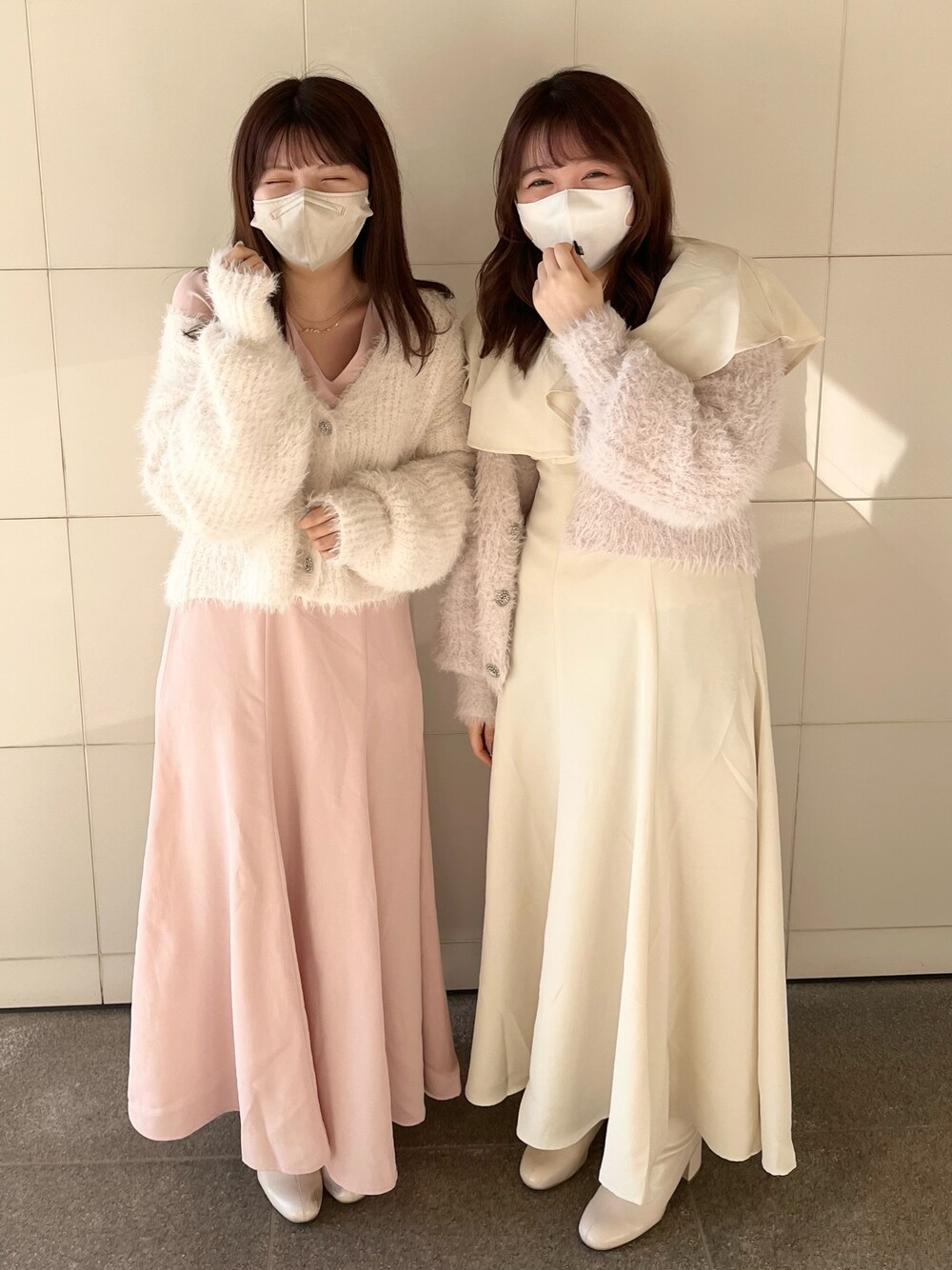 「one after another NICE CLAUP、ナイスクラップ、ワンピース、ワントーンコーデ、カーディガン、ふたごコーデ、シミラールック、キレイめ、春コーデ、カラーコーデ、淡色コーデ、ロングワンピース、大人ガーリー、ガーリー、低身長」｜「one after another NICE CLAUPのキラキラボタンフェザーカーディガン　2023SS（カーディガン/ボレロ、ホワイト系）」を使った、たじさん（レディース・156cm）の冬コーディネートの1枚目の写真