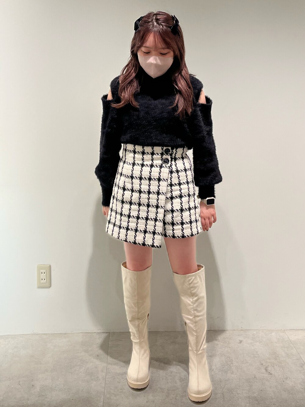 「大人ガーリー、モノトーン、ガーリー、ロングブーツ、ショートパンツ、肩あき、フェザー、キレイめ、one after another NICE CLAUP、ナイスクラップ、ツイード、骨格ストレート、ニットコーデ、ブラックコーデ、標準身長」｜「one after another NICE CLAUPの肩あきマルチウェイフェザーニット（ニット/セーター、ブラック系）」を使った、たじさん（レディース・156cm）の秋コーディネートの1枚目の写真