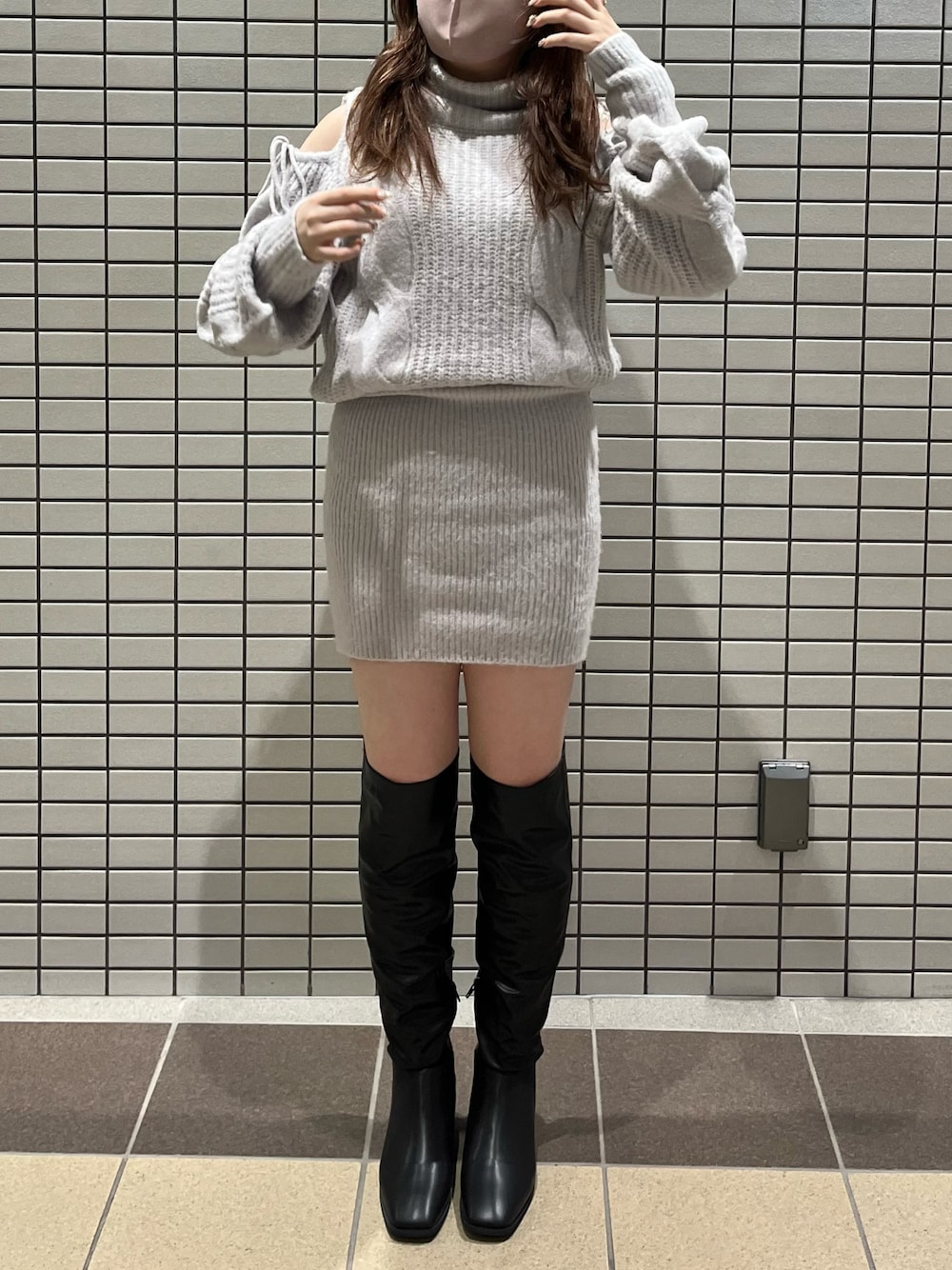 「one after another NICE CLAUP、ナイスクラップ、ニットワンピース、ミニワンピ、肩あき、ニーハイブーツ、ロングブーツ、ワンピース、タイトワンピース、ガーリーコーデ、骨格ストレート、標準身長、キレイめ、タートルネック、大人かわいい」｜「one after another NICE CLAUPの【低身長さんにもおすすめ】ニットミニワンピース（ワンピース、パープル系）」を使った、たじさん（レディース・156cm）の秋コーディネートの1枚目の写真