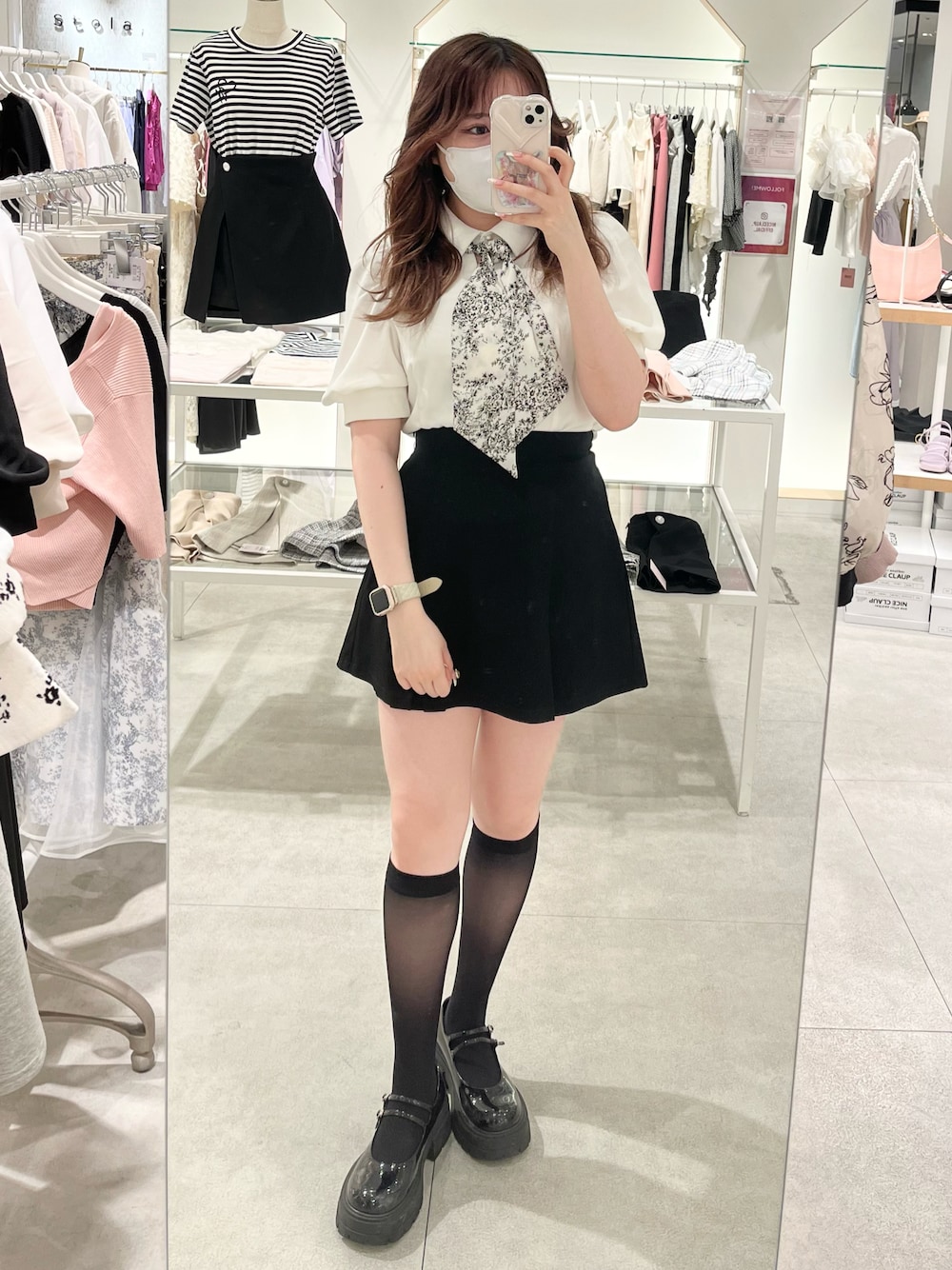 「one after another NICE CLAUP、ナイスクラップ、モノトーン、スカーフ、キレイめ、ミニスカート、ガーリー、骨格ストレート、標準身長、オトナ女子、ブラウス、デート、おでかけコーデ、ガーリーコーデ、きまわしコーデ」｜「one after another NICE CLAUPのベルト付きボックスプリーツミニスカート（スカート、ブラック系）」を使った、たじさん（レディース・156cm）の春コーディネートの1枚目の写真